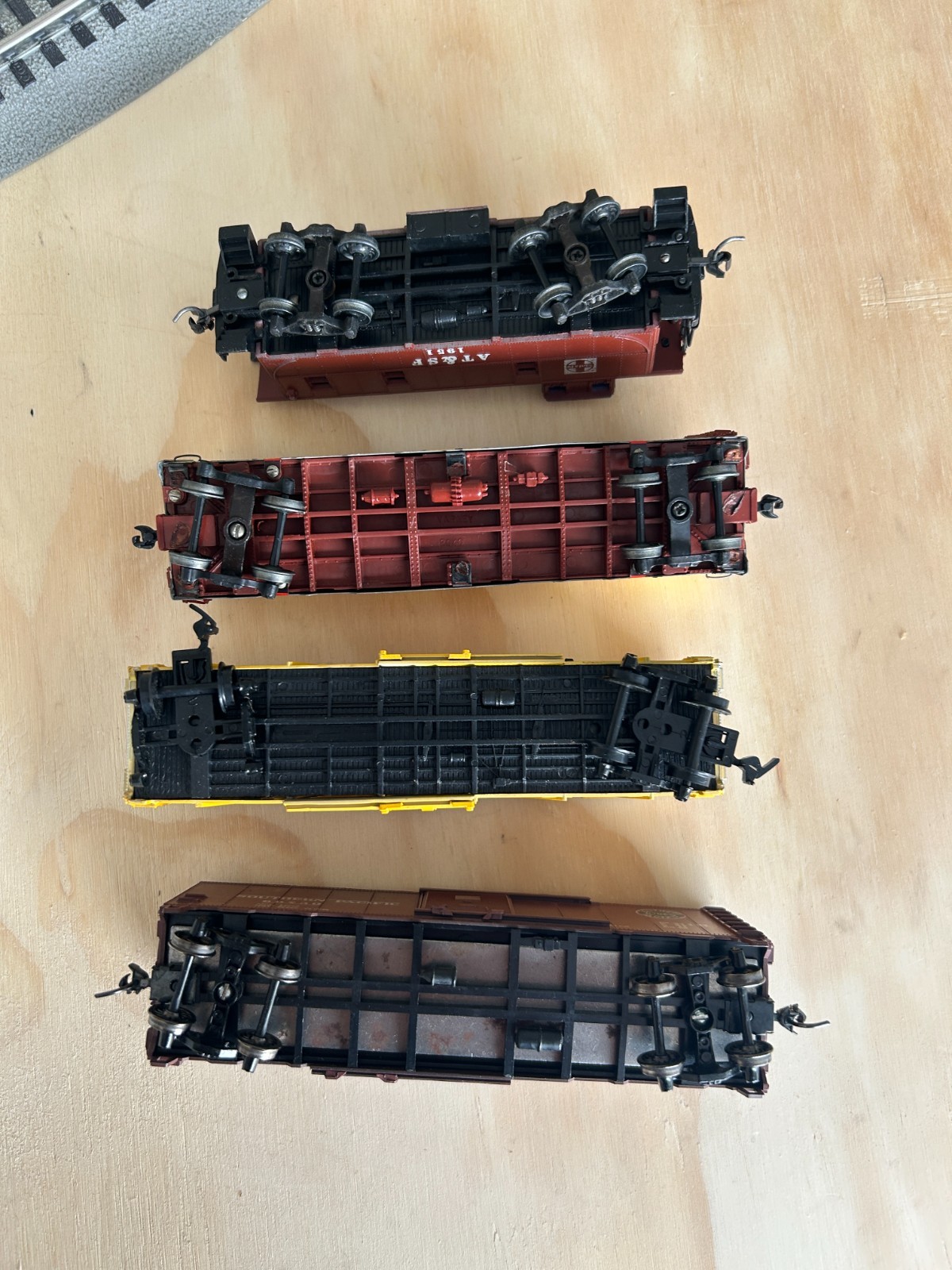 HO SCALE LOT OF FOUR ROLLING STOCK BOX CARS & CABOOSE GOOD CONDITION