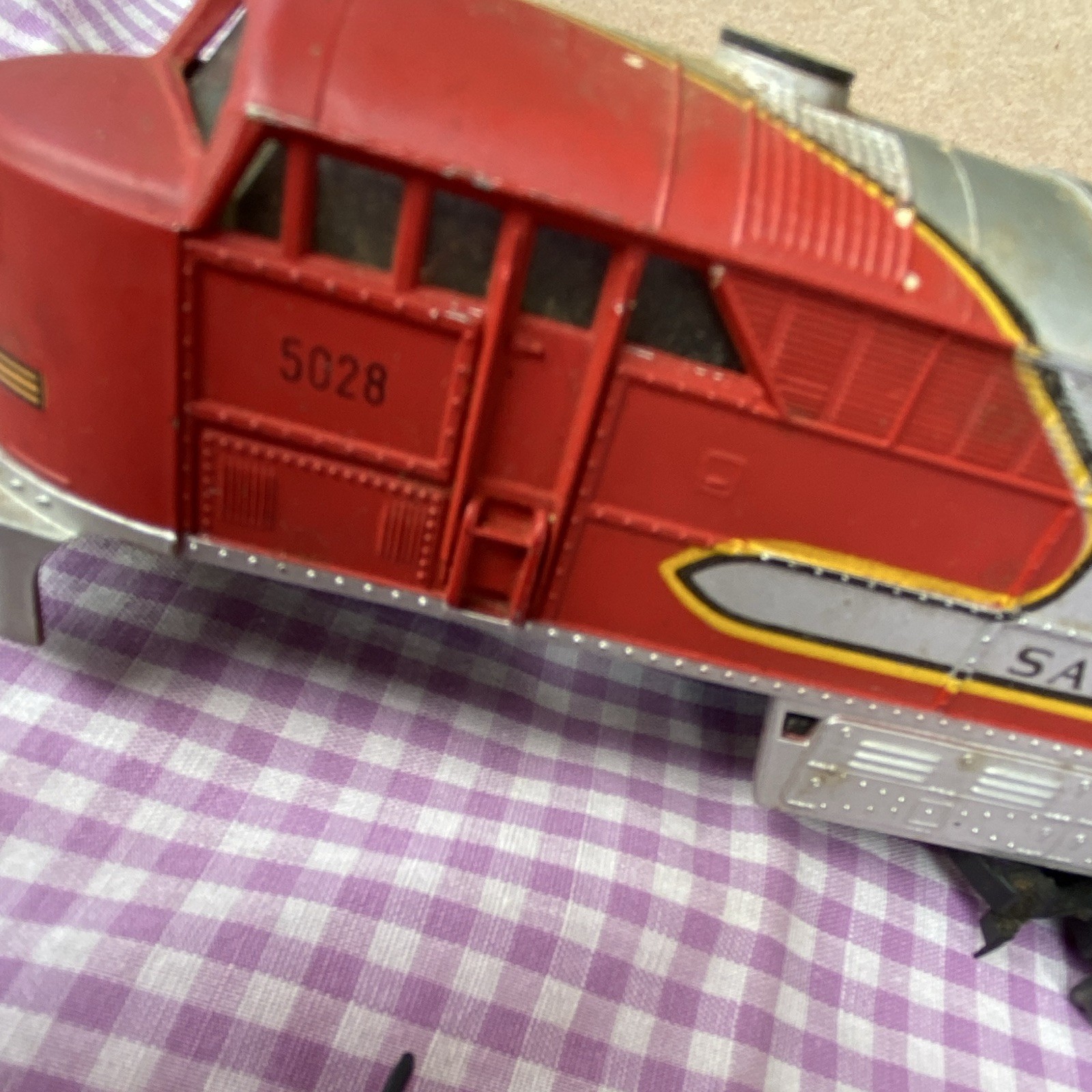Athearn O Gauge 1:48 Santa Fe Diesel Locomotive 5028 3-Rail Silver/Red for parts