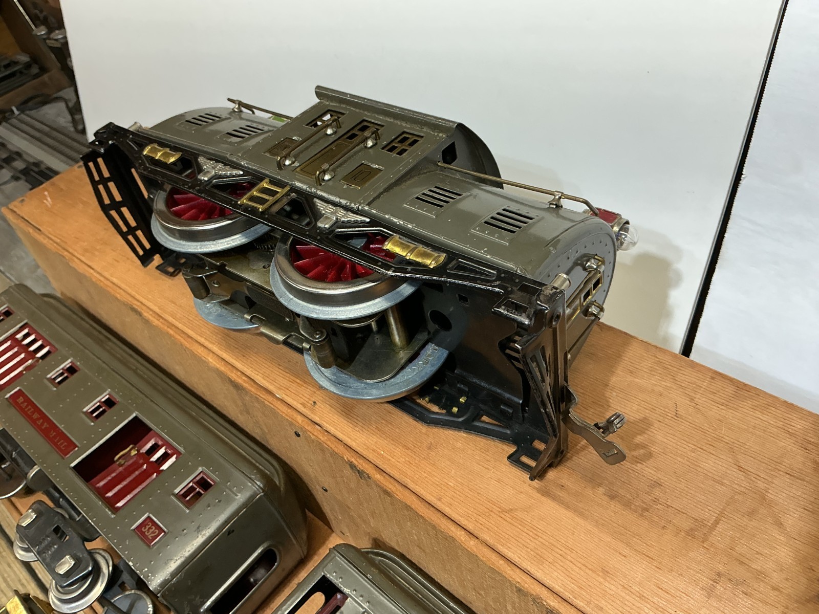 Lionel Standard Gauge #10 ENGINE and 3 Passenger Cars RUNS GOOD