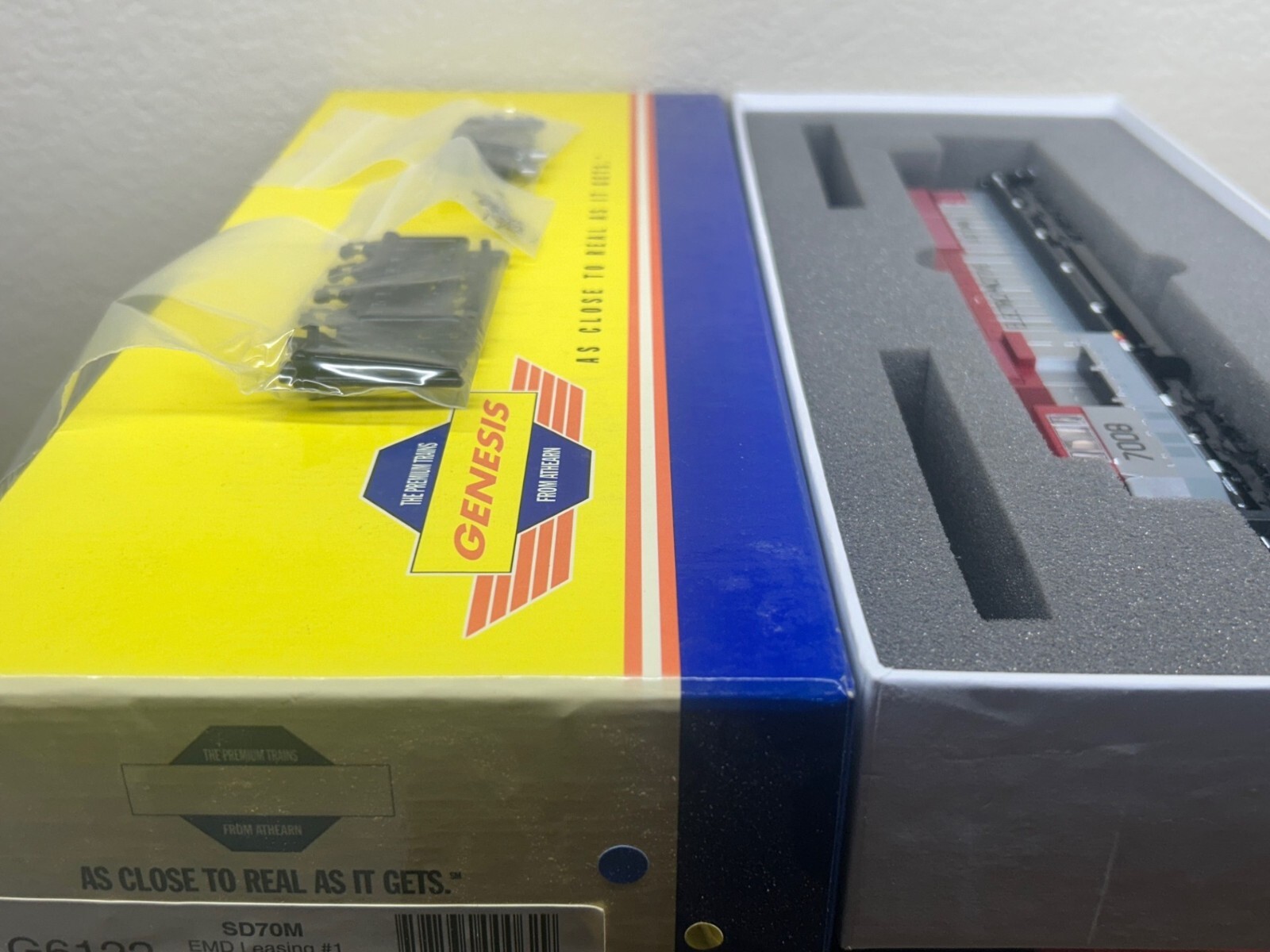 EMD LEASING #1 – SD70M DEISEL LOCO – DC/DCC Ready – HO Scale -“GENESIS” NEW OOP
