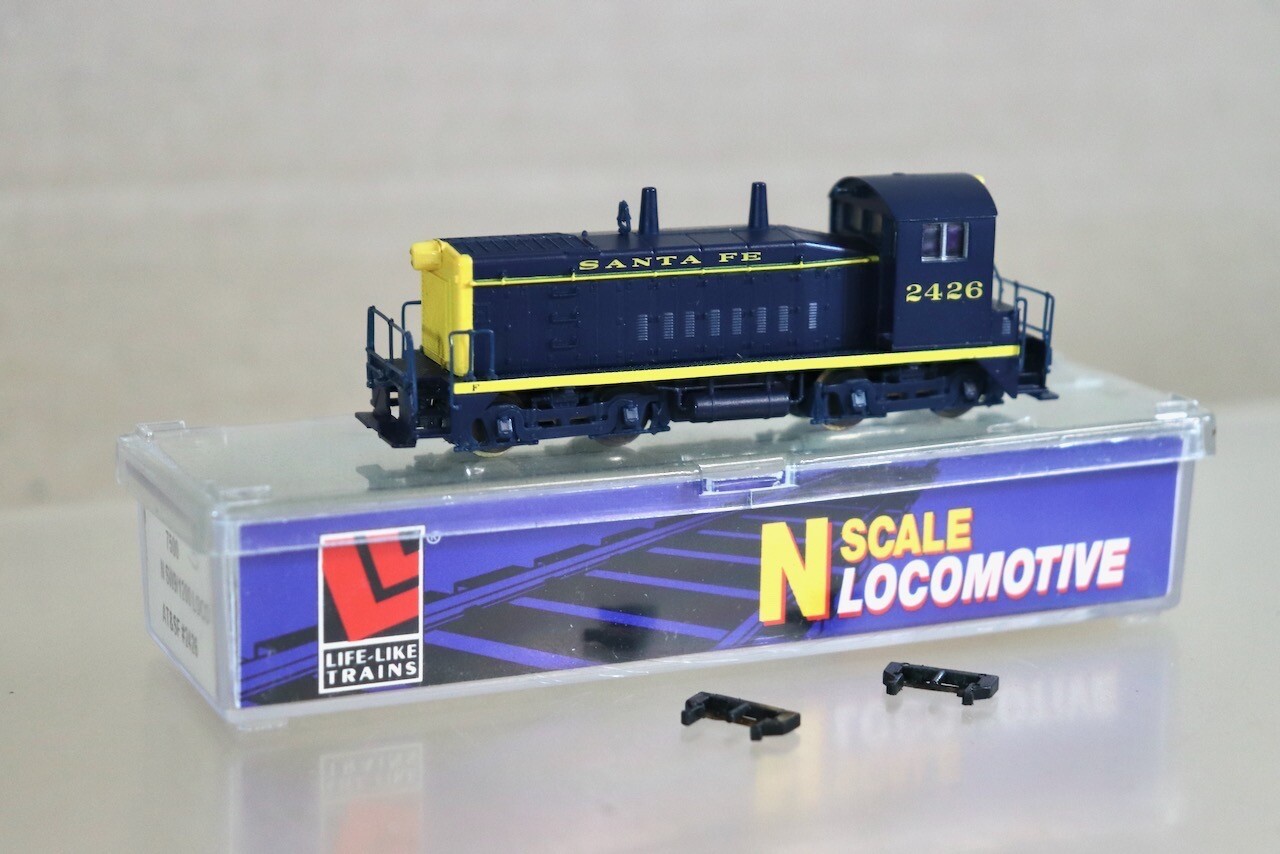 LIFE-LIKE 7500 SANTA FE AT&SF CLASS SW9 / 1200 DIESEL LOCOMOTIVE 2426 on