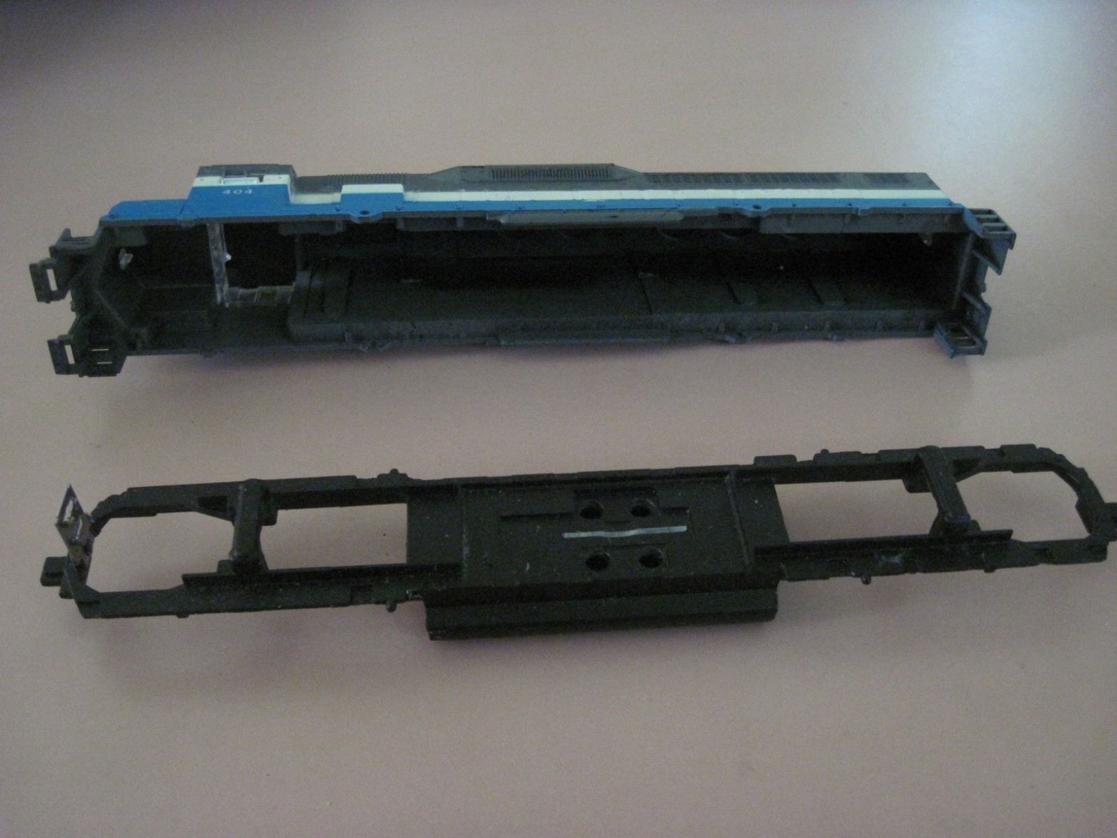 Athearn HO EMD SDP40 Diesel Locomotive Great Northern #404 Shell and Chassis