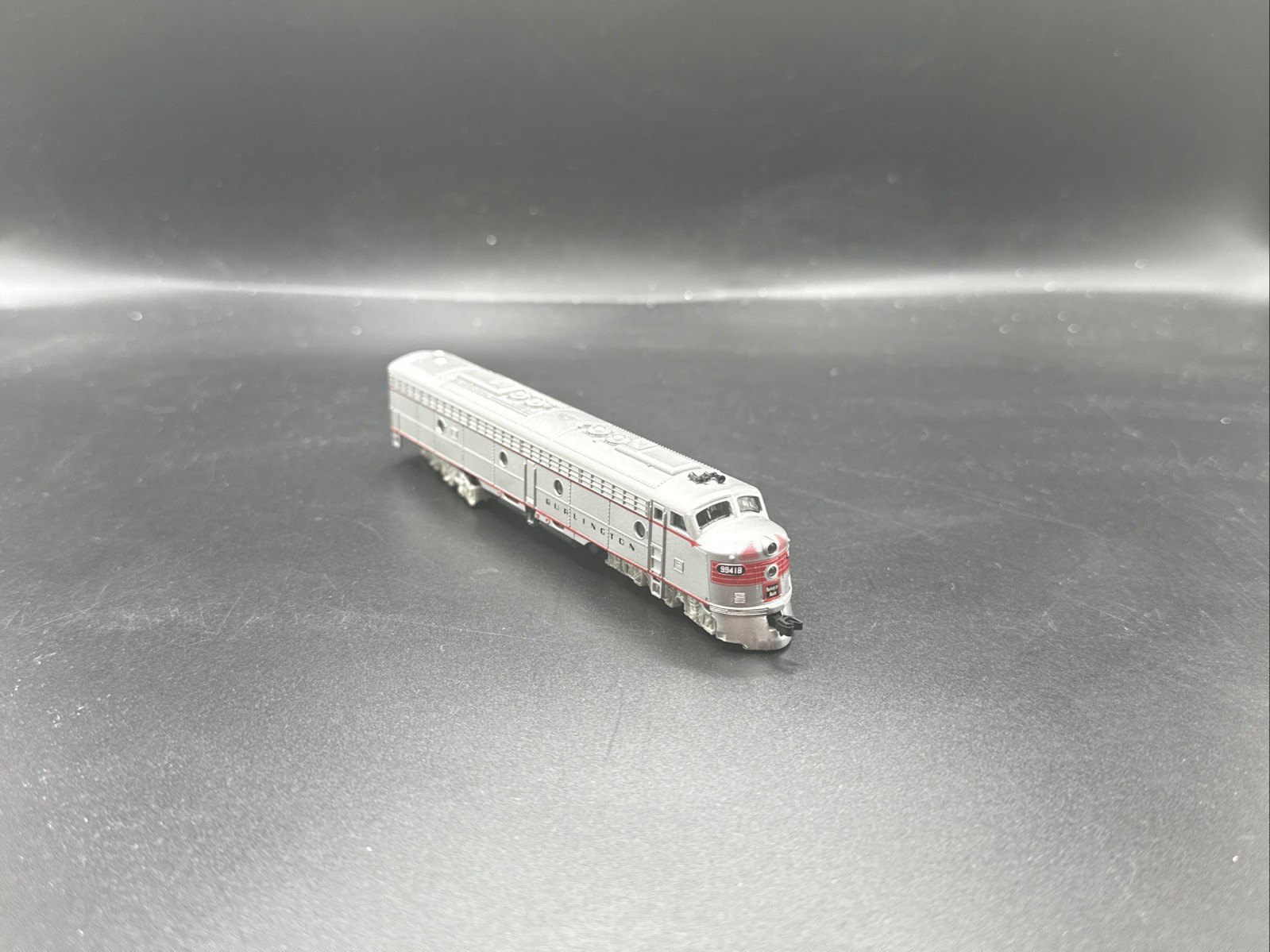 N scale diesel locomotive E8 New Burlington #7206 READ F.4