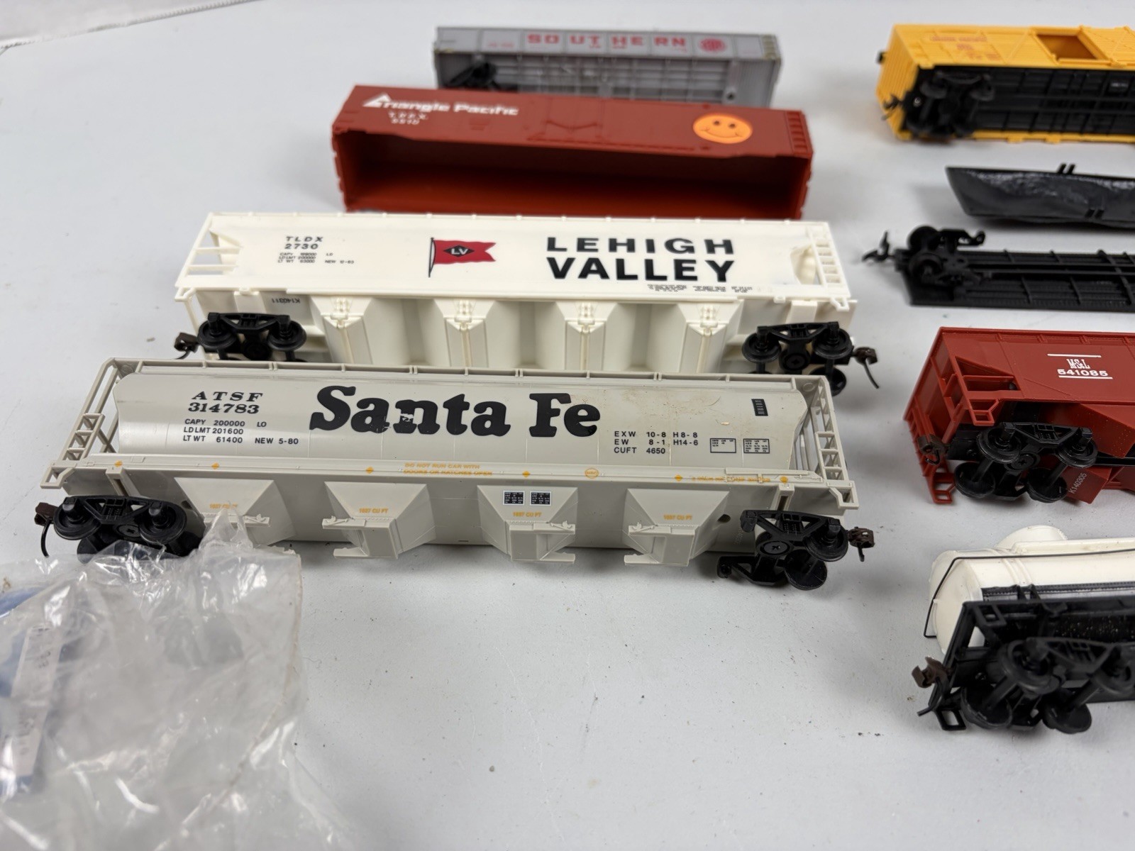 H/O Scale lot of boxcars Bachman And Locomotive As Is Parts Or Repair
