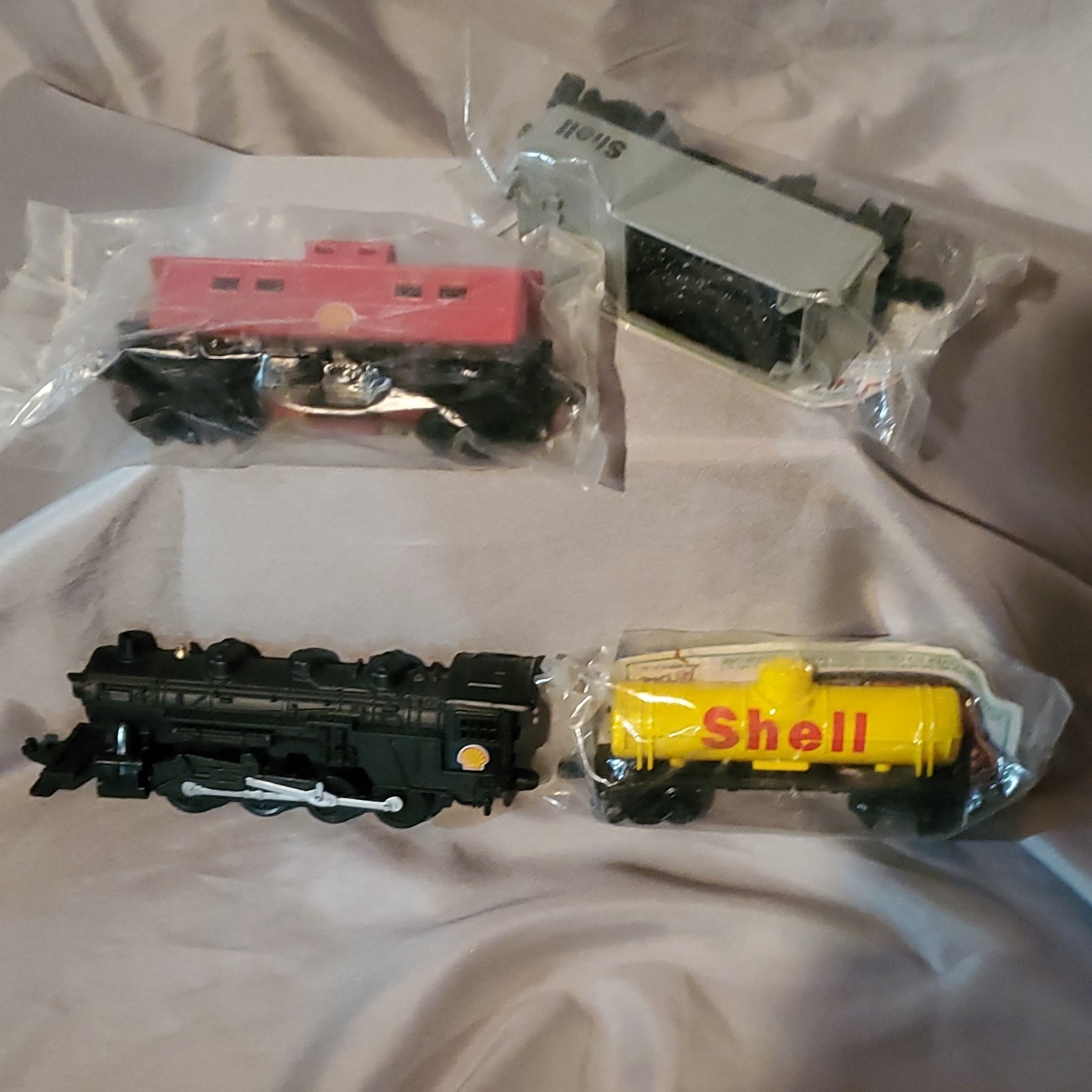 Shell HO USRA 0-8-0 Steam Locomotive w/ Shell Tank Cars Analog DC 2-Rail