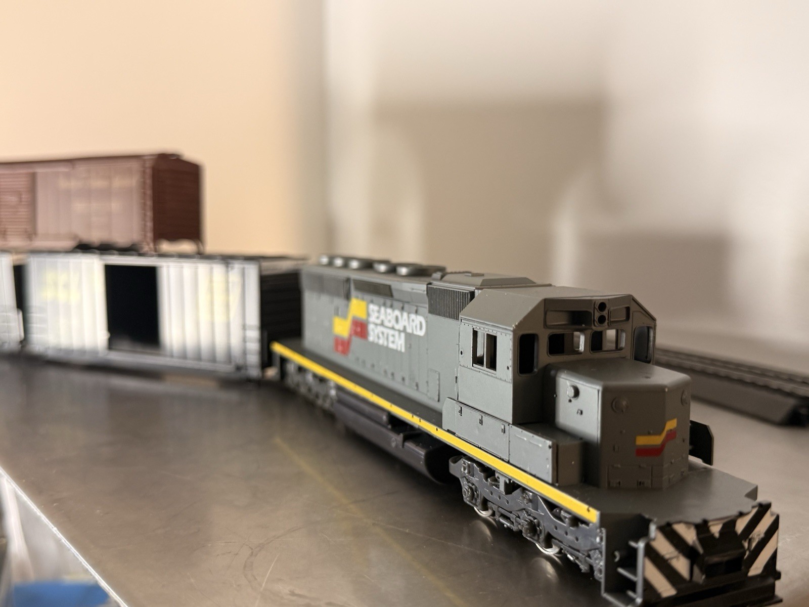 GSB Rail Ltd SD40-2 Seaboard System #3706 Powered HO Scale + 3 Seaboard Cars NEW