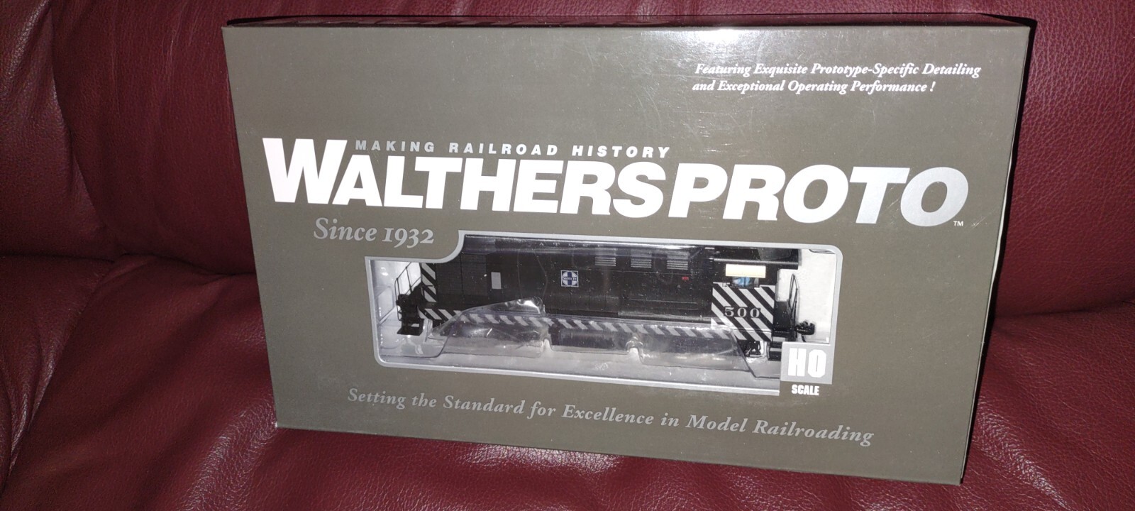 Walthers 47824,FM H10-44, Zebra SantaFe#500 (DCC 8-Pin Motherboard w/LED)NIB