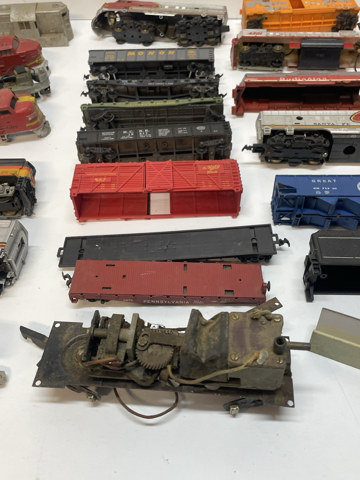 Vtg HUGE Lot HO Locomotives, Train Cars, Parts & Pieces Mixed *FOR PARTS AS IS*