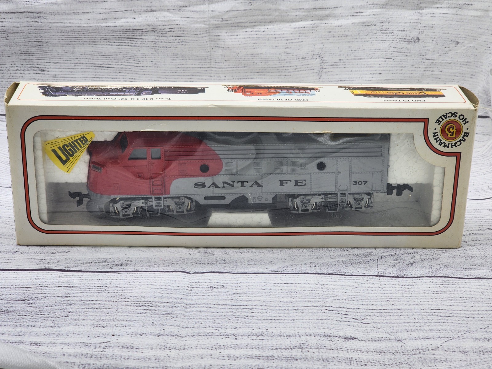 Bachman HO Scale Santa Fe Lighted Locomotive ENGINE Red Silver Black 307, in Box