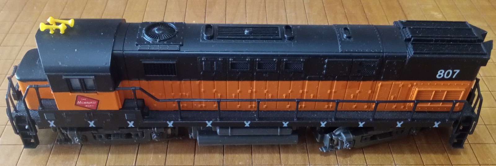 AHM HO Scale Alco Century 424 Diesel Locomotive – The Milwaukee Road 807 -…