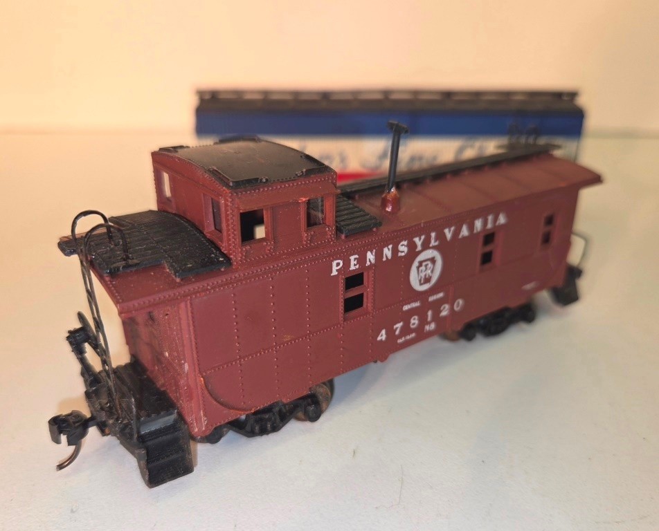 Vintage HO / IHC NEW HAVEN 2-8-0 Consolidation Locomotive & Tender w/ (4) Cars