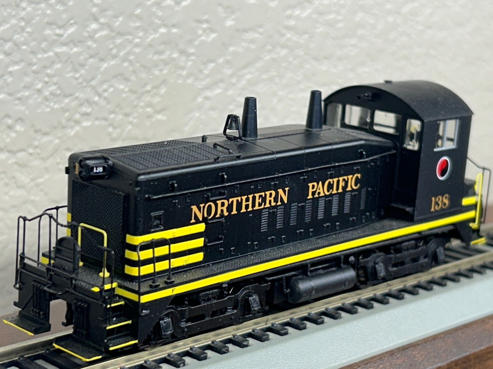 NORTHERN PACIFIC SW9/1200 SWITCH LOCO DC/DCC Ready HO Scale -“PROTO” DISPLAY