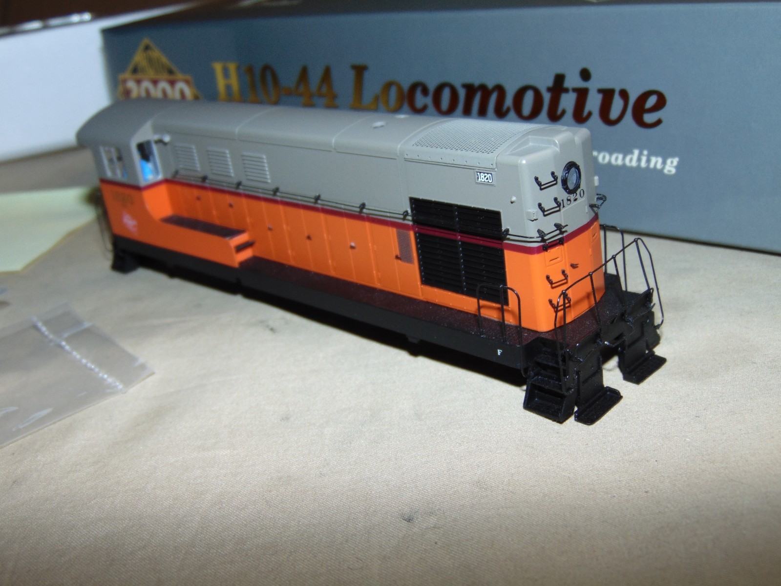 WALTHERS PROTO 2000 HO 920-47783 MILWAUKEE ROAD H10-44 SHELL ONLY + BOX #13
