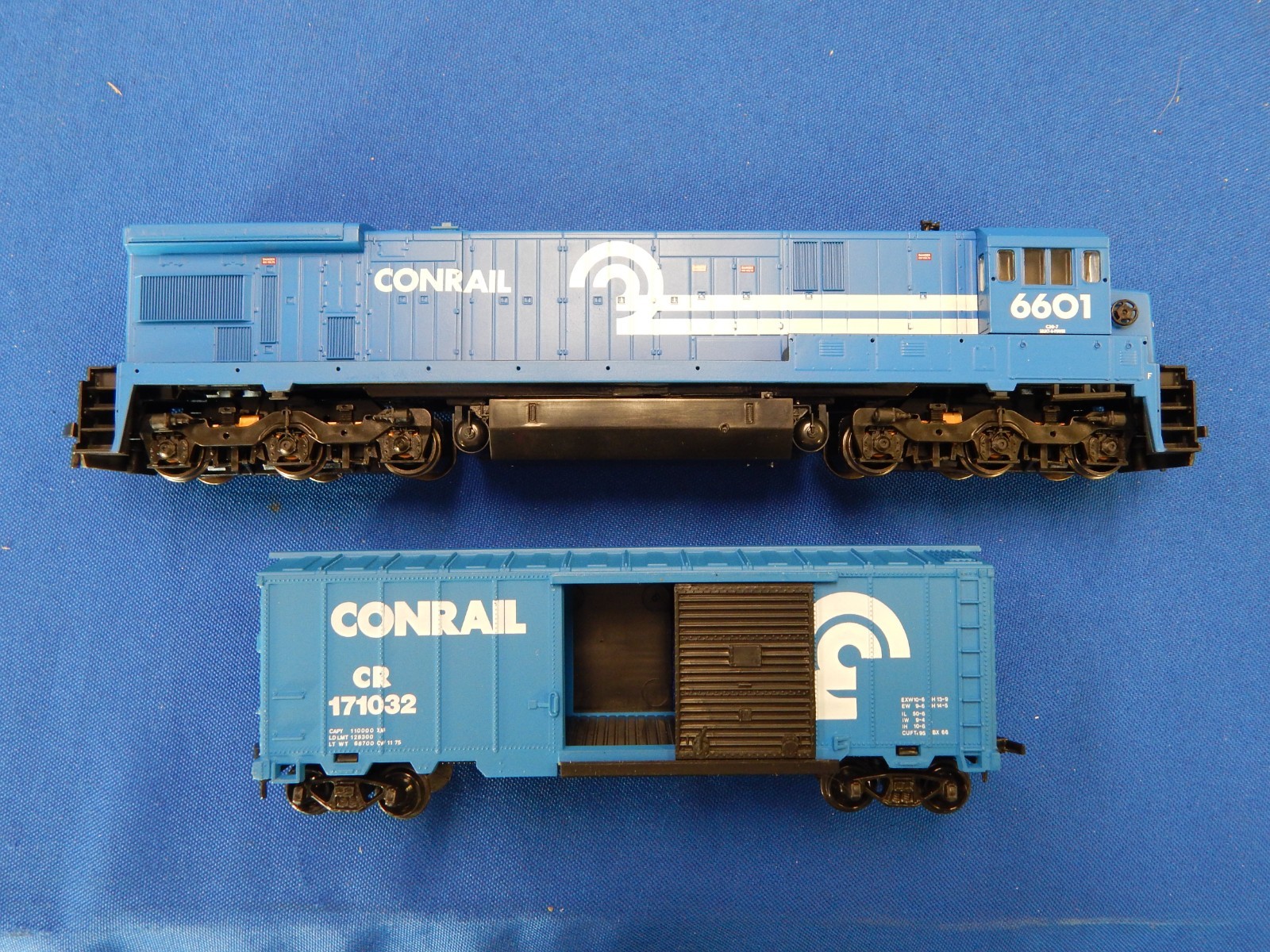 HO Atlas C30-7 No. 8609 Conrail #6601 Locomotive Engine & Model Power Box Car