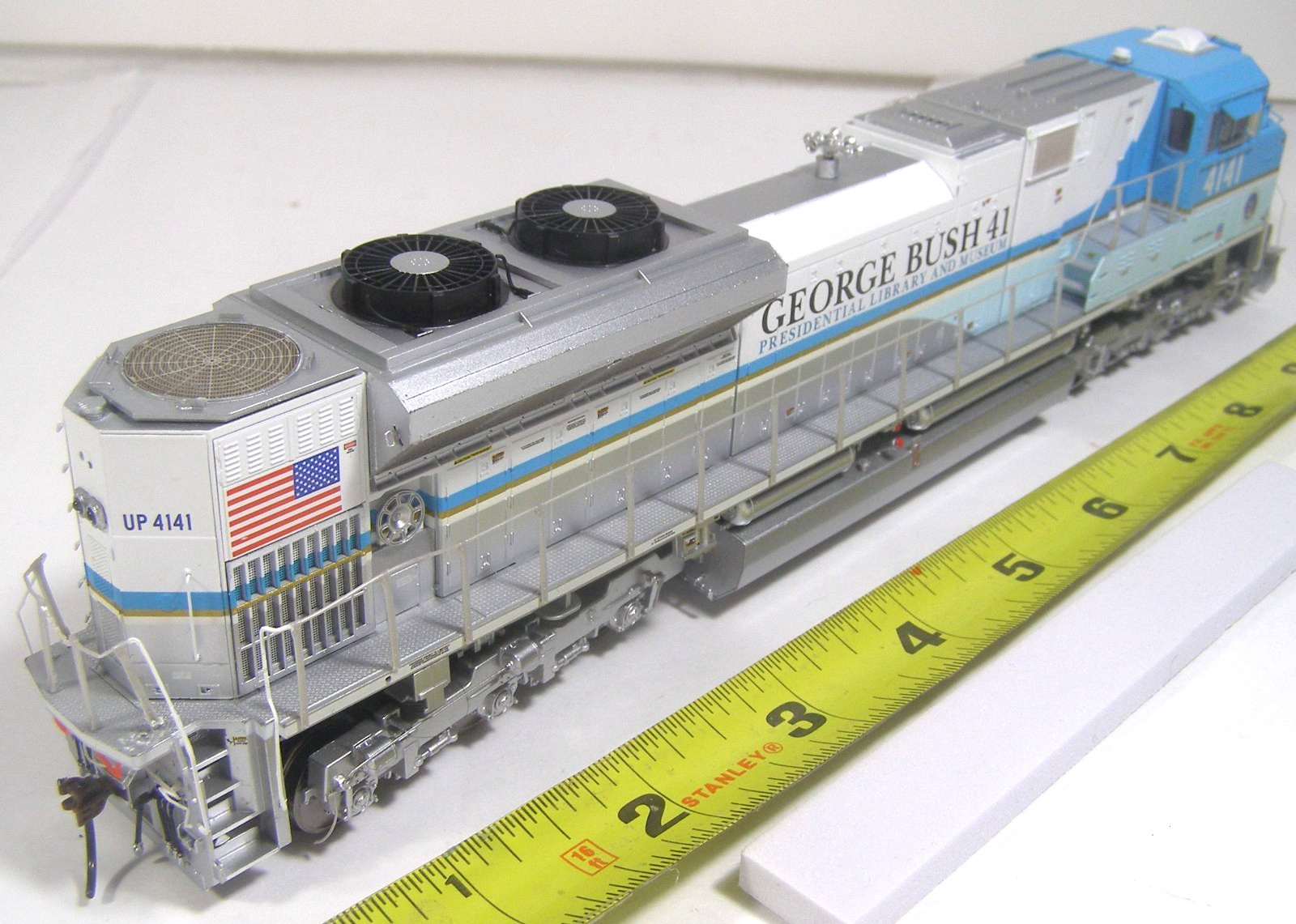 Athearn HO Model RR Diesel Locomotive w/Sound Genesis Bush 4141 SD7OACE TZA