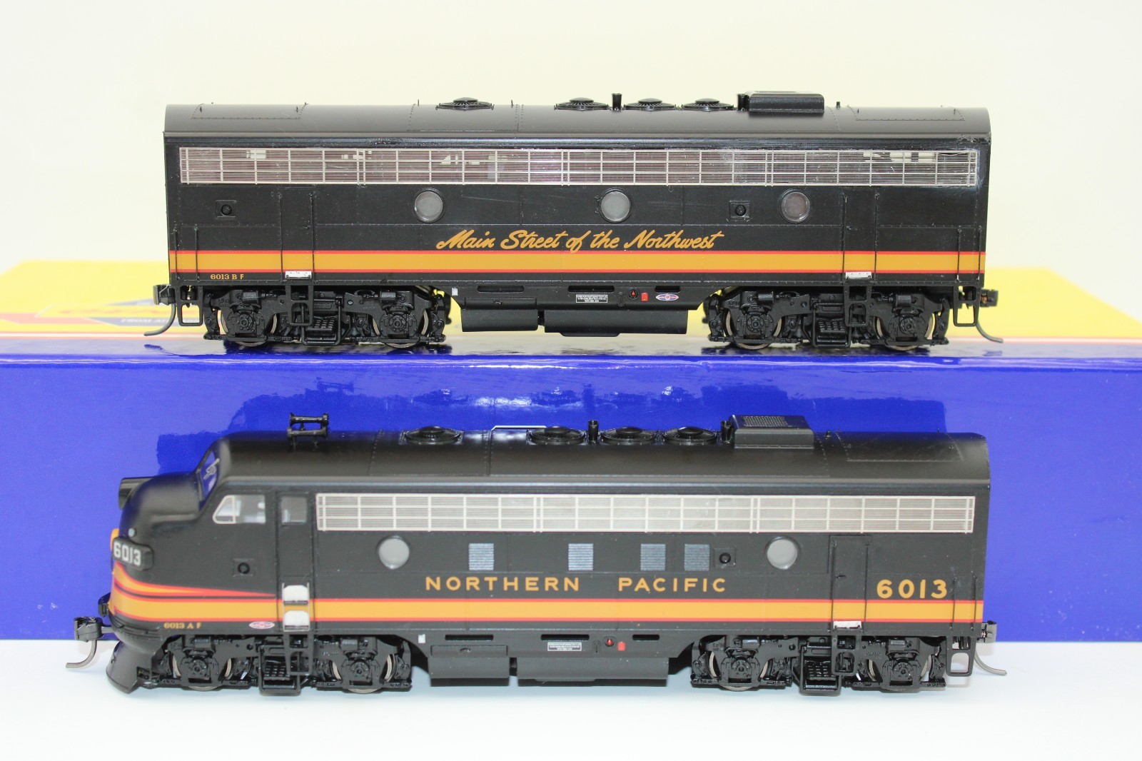 Athearn Genesis HO NP Northern Pacific Ph 1 EMD F7 AB Diesel Locomotive Set 6013