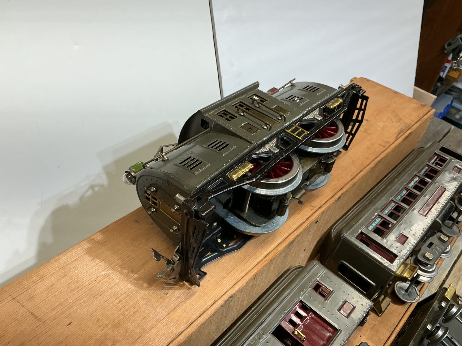 Lionel Standard Gauge #10 ENGINE and 3 Passenger Cars RUNS GOOD