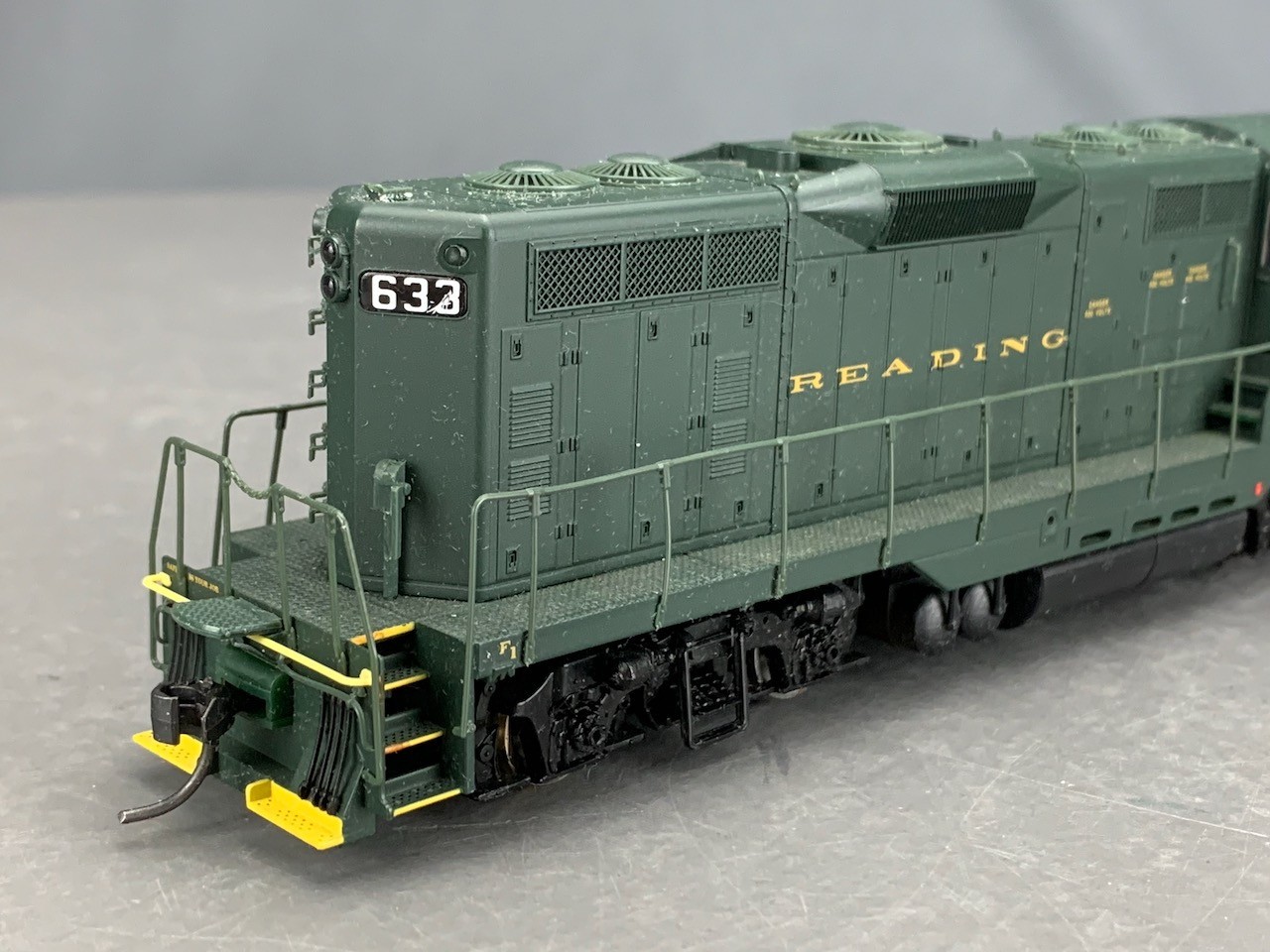 HO Proto2000 GP7 PhII Diesel Locomotive Reading #633 HO8380
