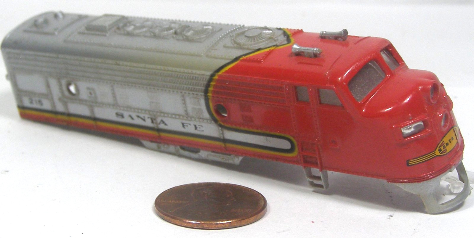 Unknown Brand Model RR N Scale Diesel Locomotive Shell Santa Fe 215 TWG