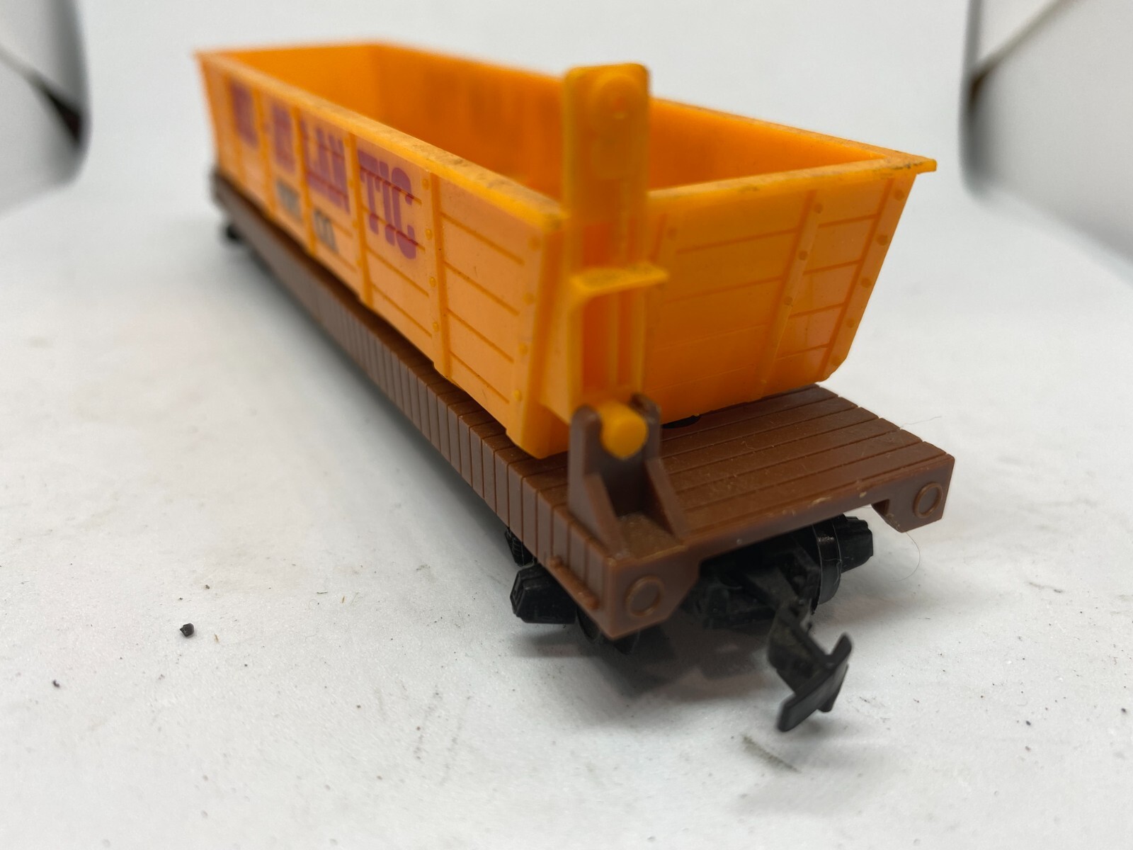 H. O. Scale Mid Atlantic container car, with dumping feature, yellow, 1:87 scale