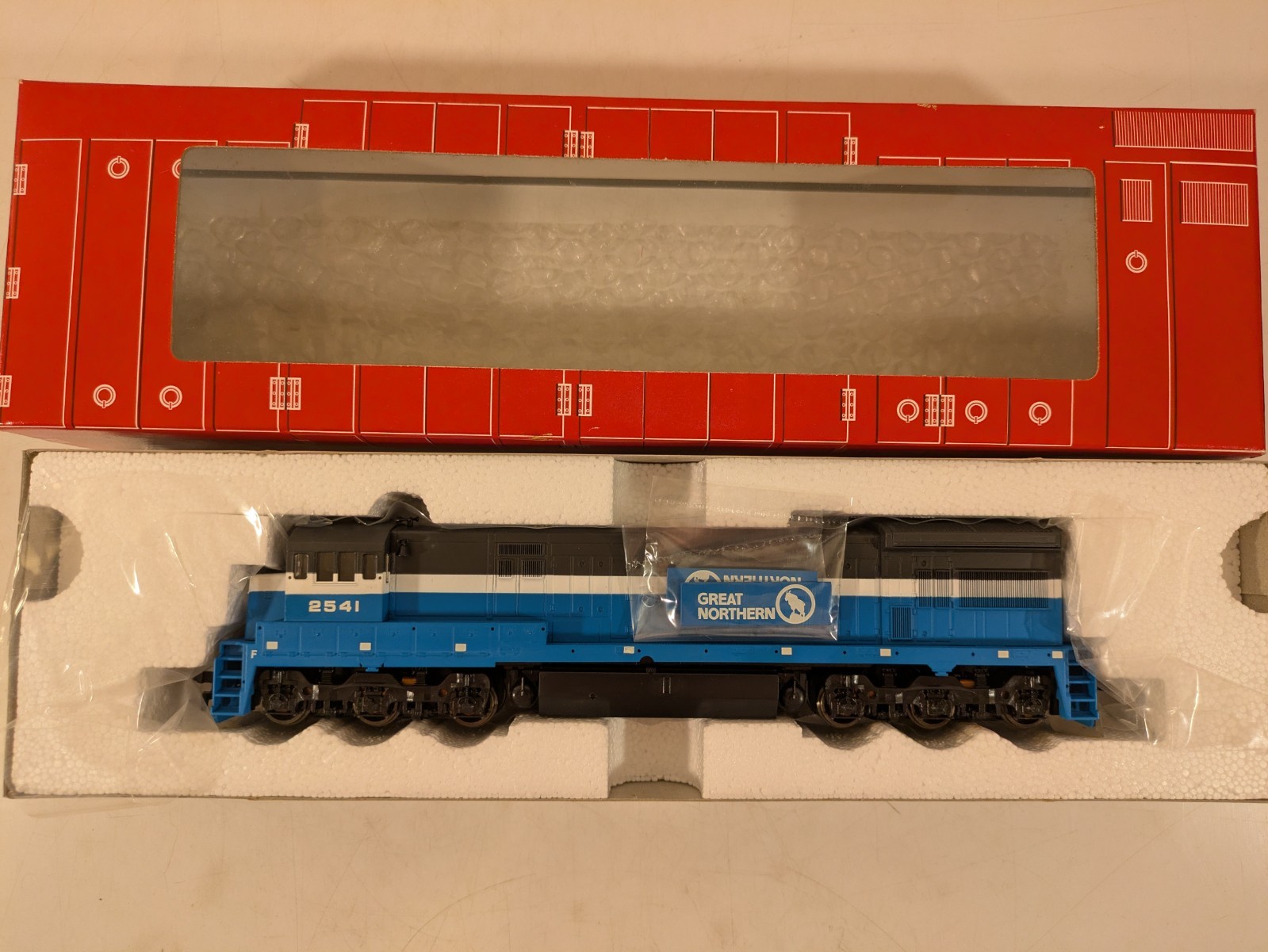 HO GE U33C GN Great Northern DCC Ready NIB NOS # 8530