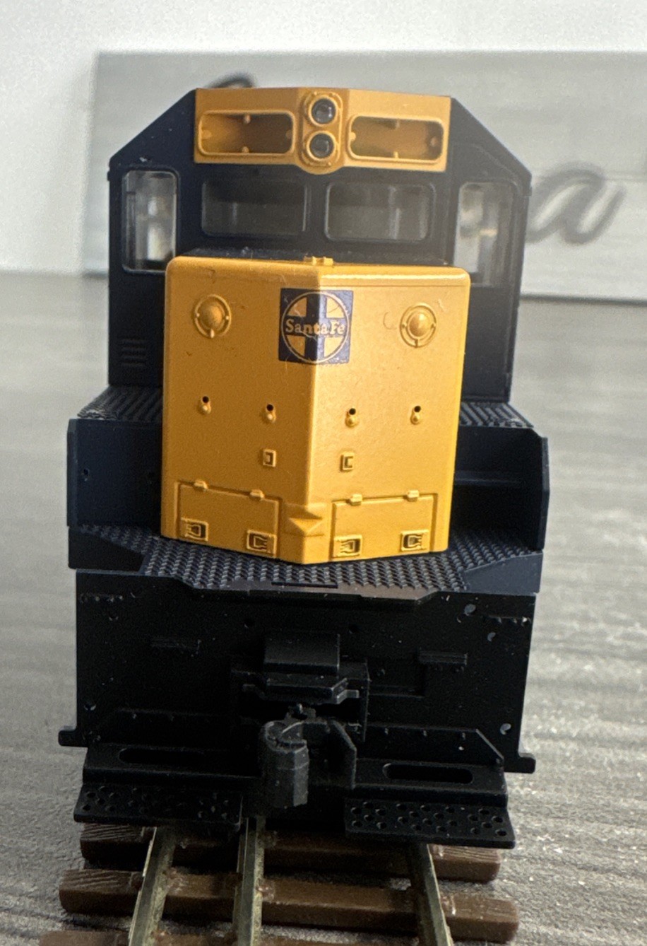 KATO HO #37-3022 AT&SF EMD GP35 Phase Ia w/DB #3305 Dress Blue DCC Ready & NIB!