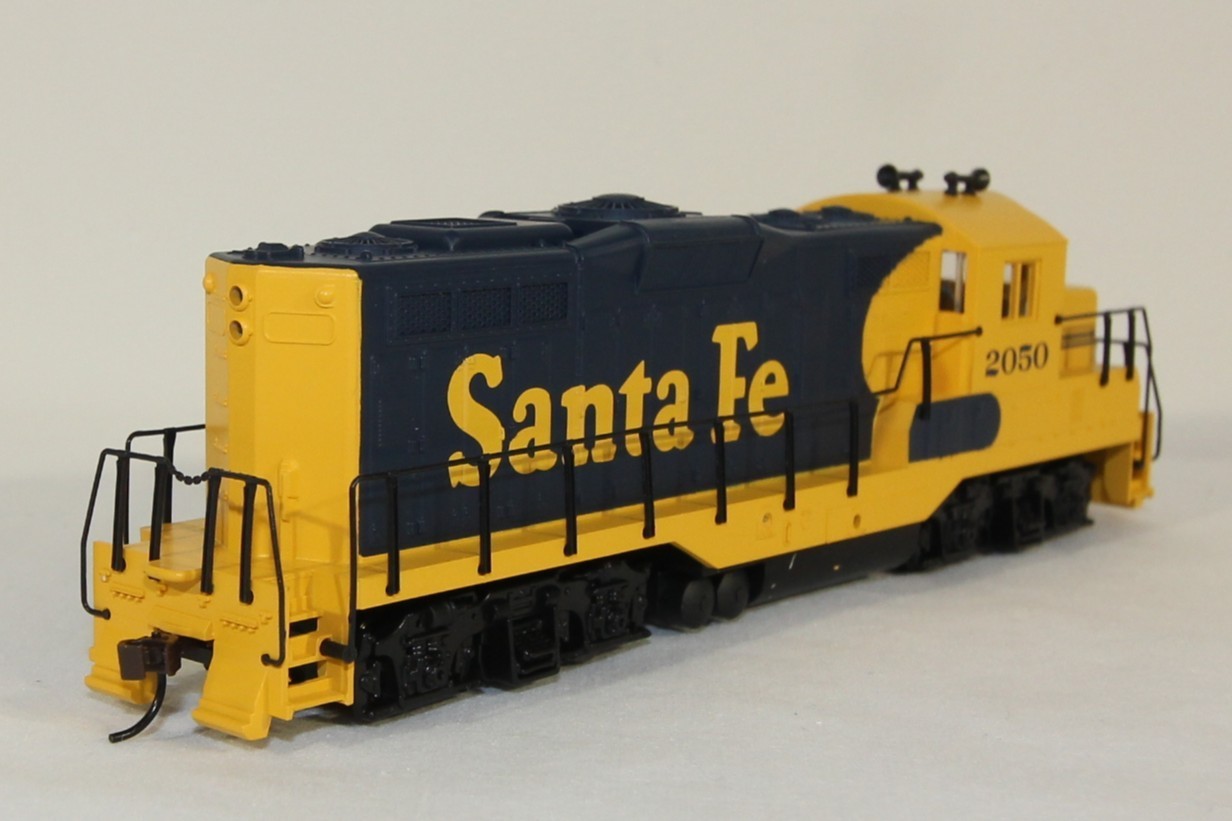 Walthers HO GP9M Santa Fe #2050 Classic Blue & Yellow – New/Original Packaging