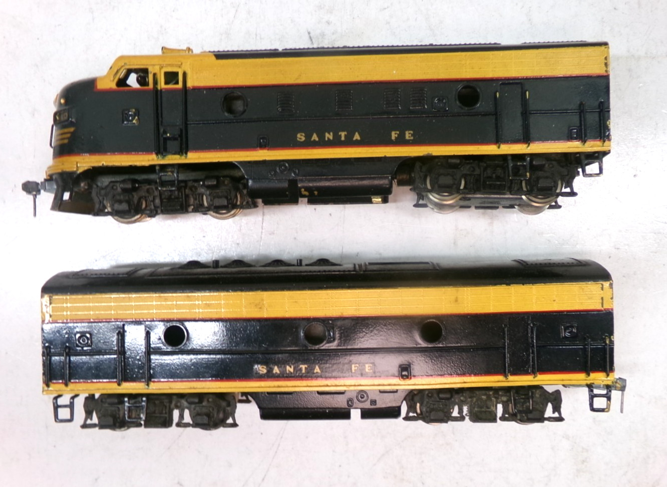 HO Tenshodo brass SF F-7 A+B diesel engine set in original box (lot BB 550)