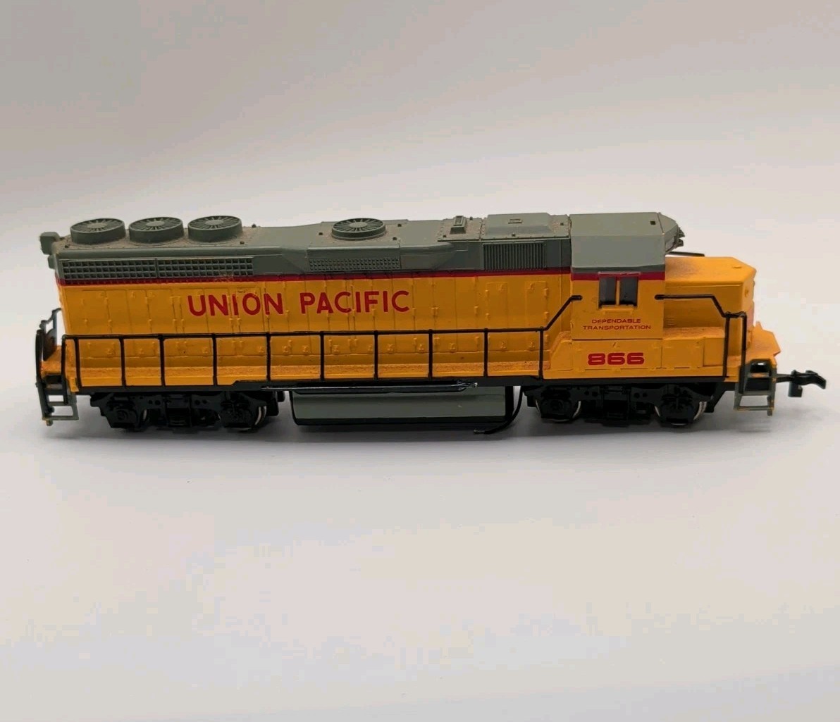 Bachmann Union Pacific Locomotive Train Engine 866 and Caboose HO Scale Model RR