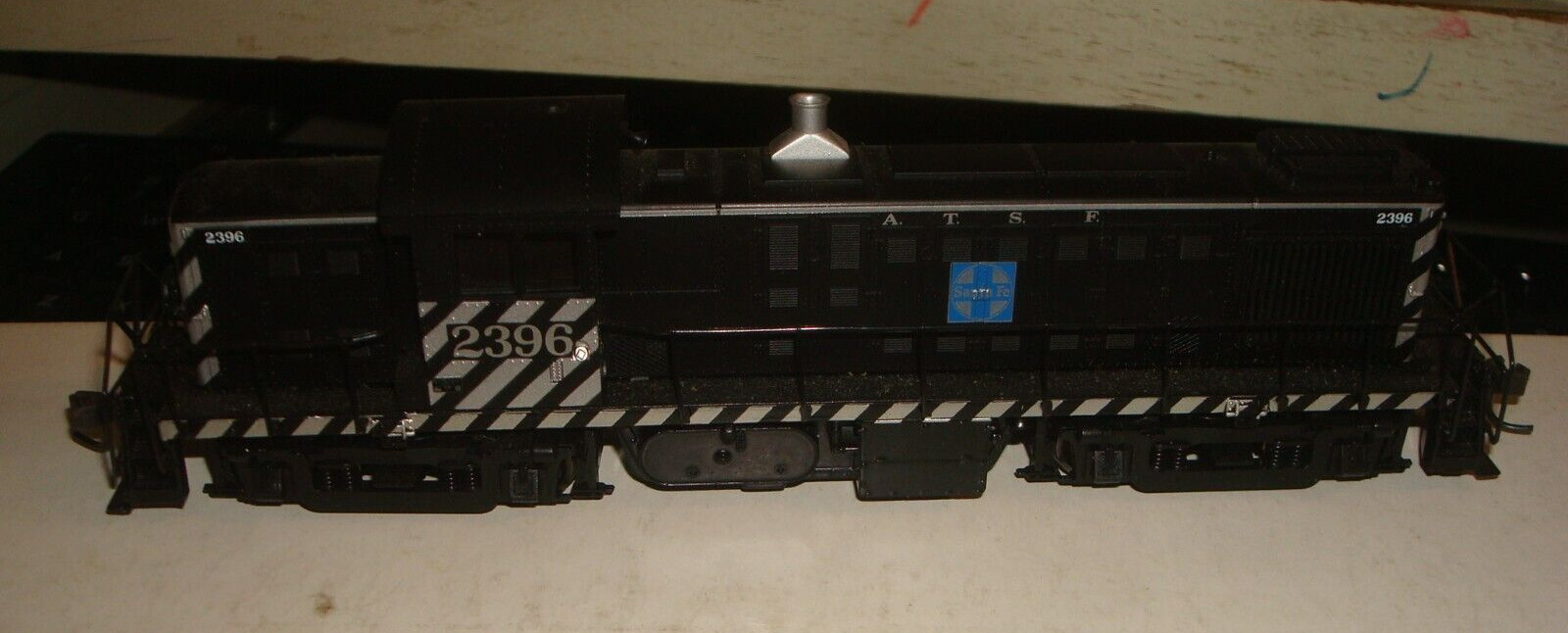 HO. ATLAS. SANTA FE. RS-1 POWERED. # 2396