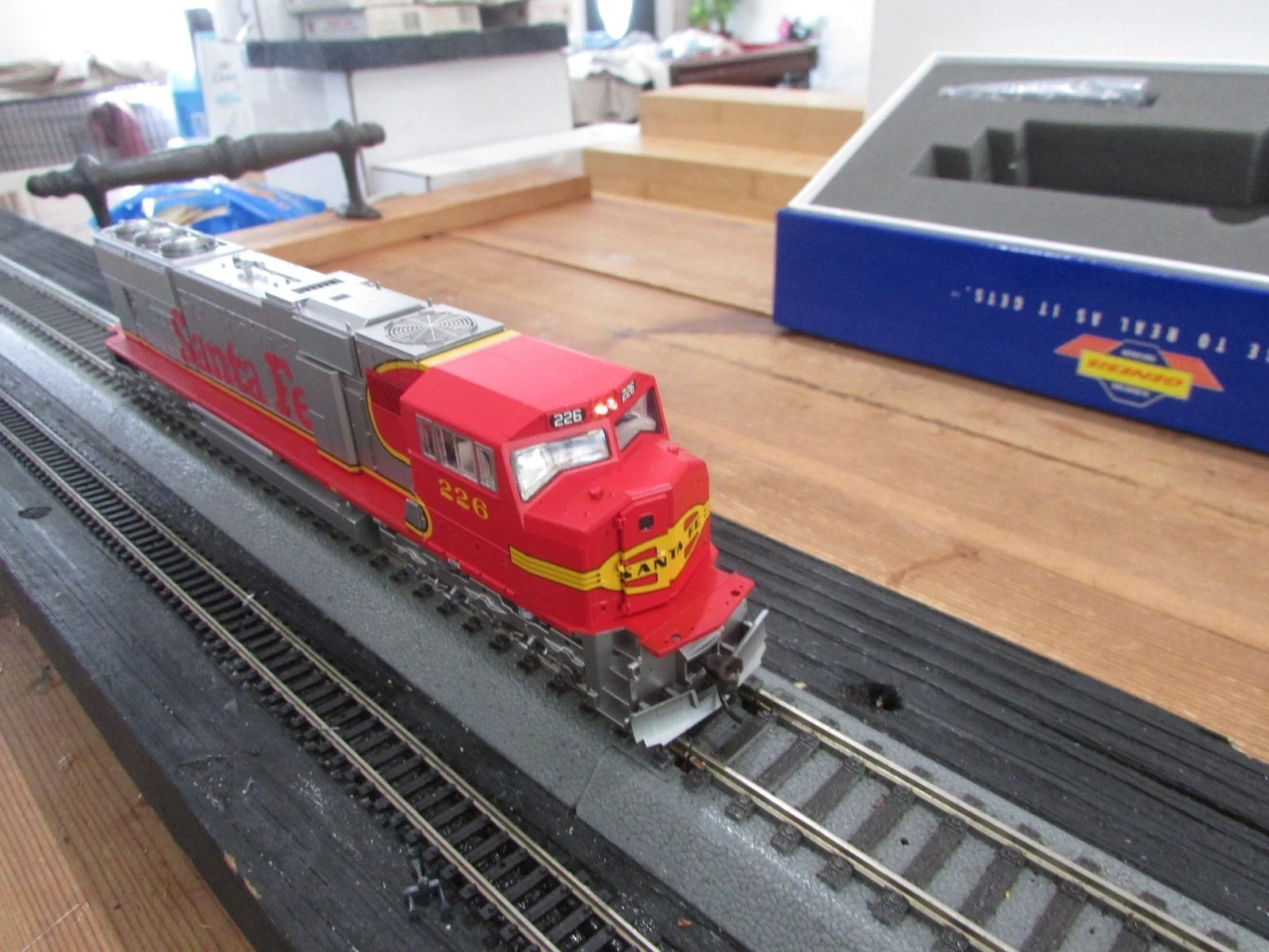HO Scale Athearn Genesis G6137 SD75M Diesel Locomotive Santa Fe #241