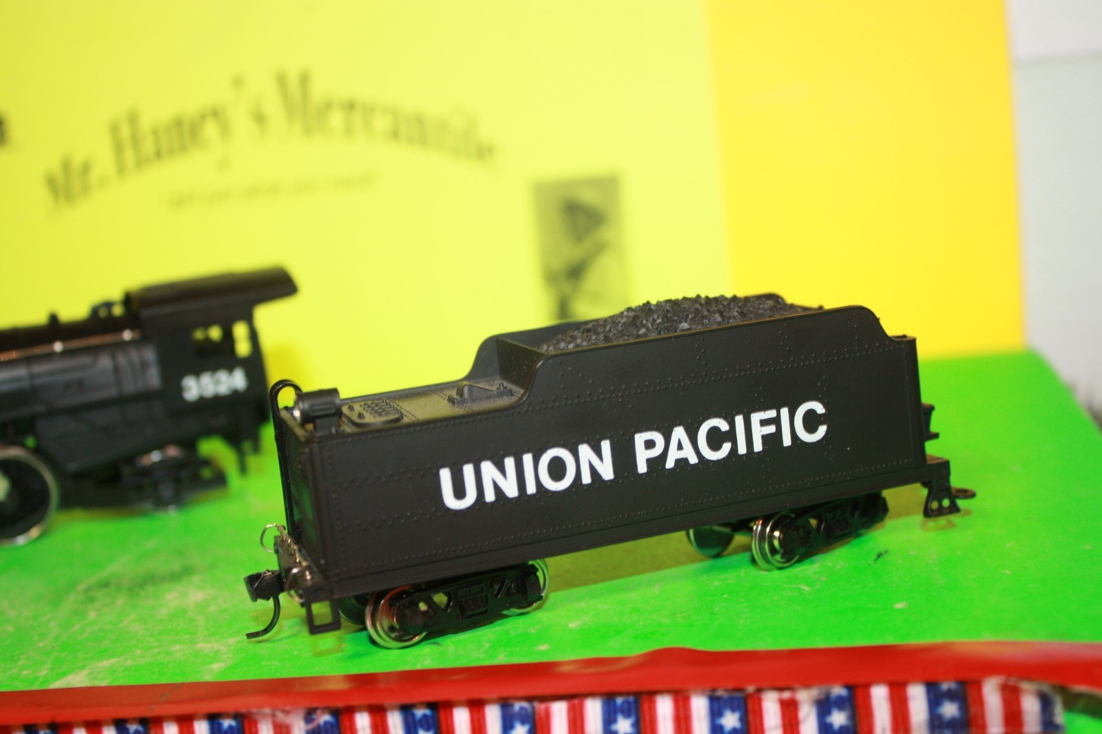 NIB * HO Union Pacific 4-6-2 Meheno Locomotive and Tender