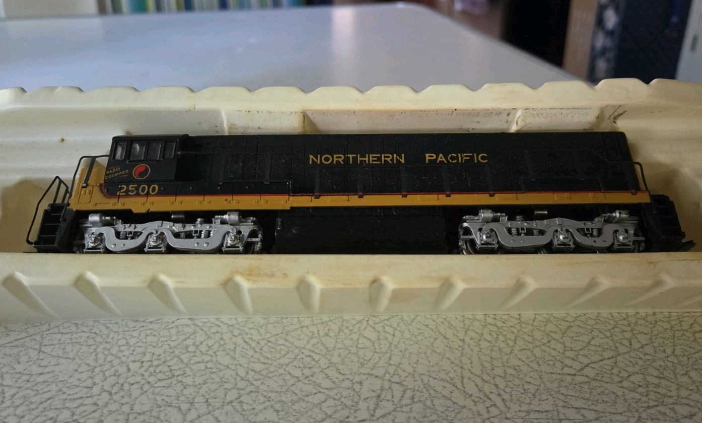 HO SCALE AHM GE DIESEL U 25C NORTHERN PACIFIC 5054-C NP