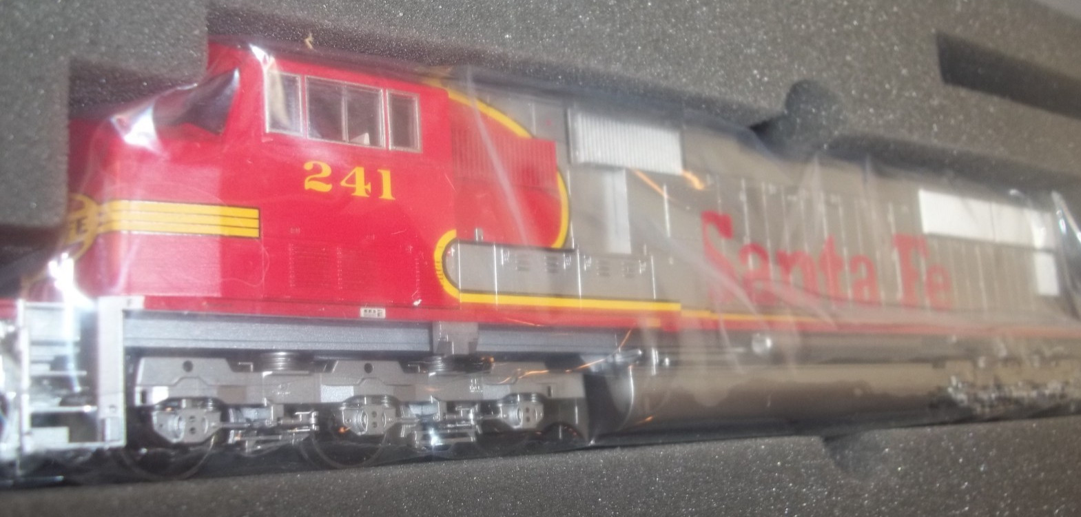 ATHEARN GENESIS HO NEW G6138 #2 SD75M AT&SF SANTA FE 241 OB NEW