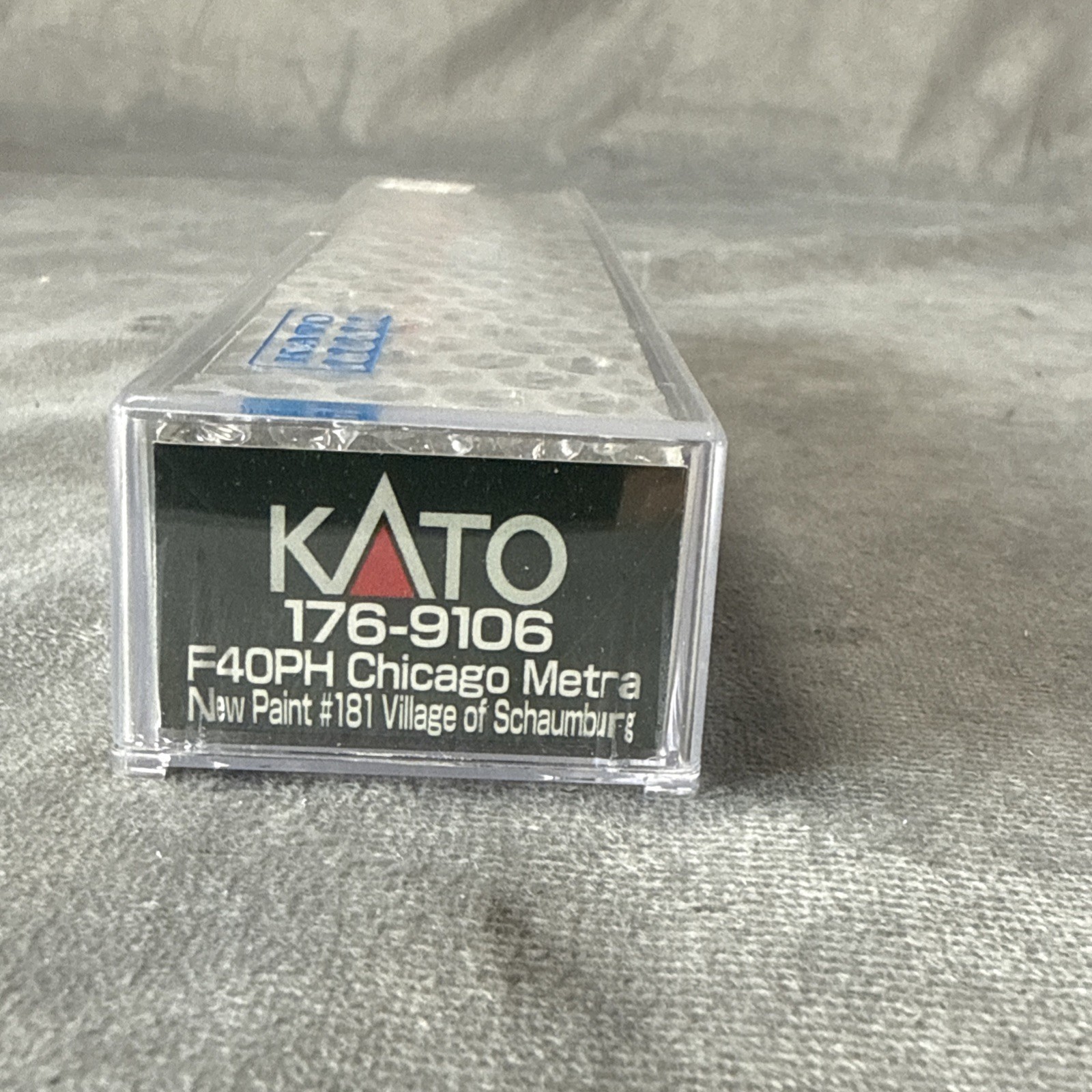 Kato EMD F40PH Chicago Metra New Paint #181 176-9106 Village Of Schaumburg