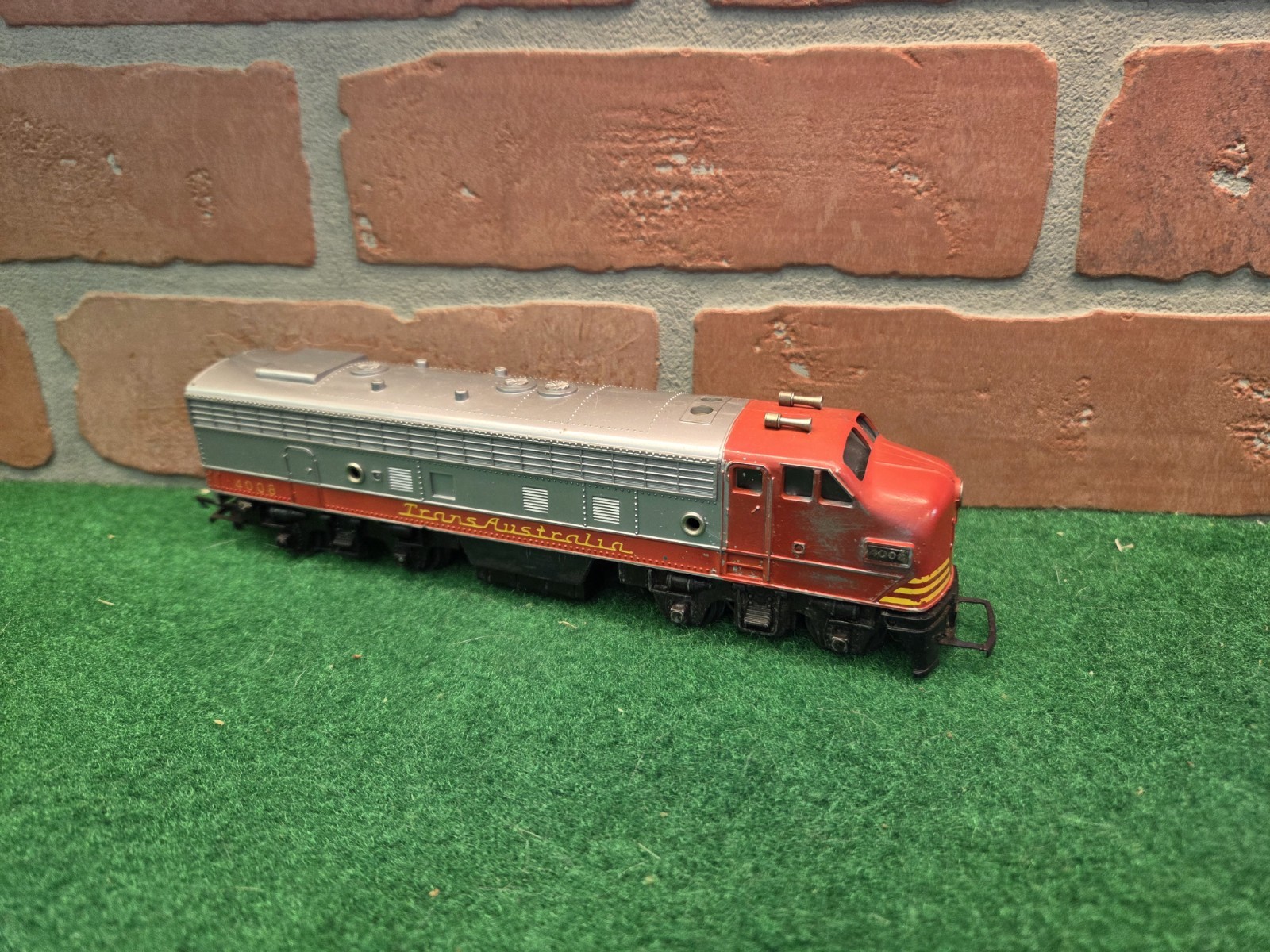 Triang Hornby HO/OO R.55 TransAustralia Diesel Locomotive Runs