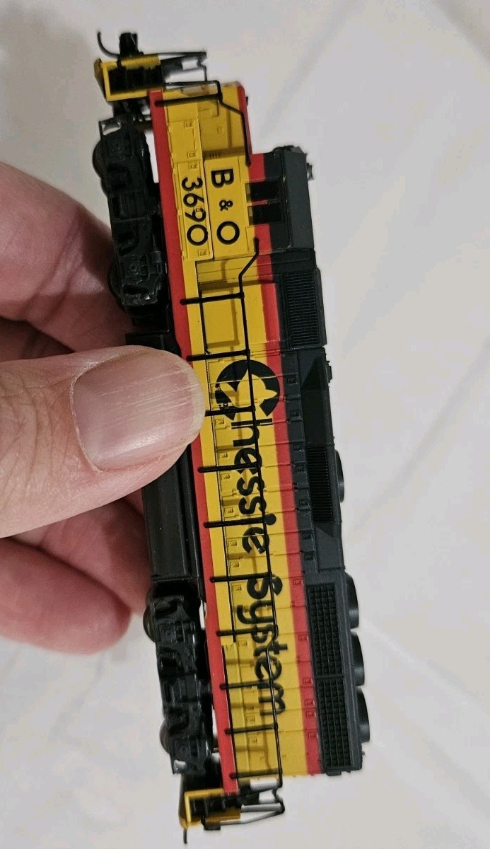 ATLAS N SCALE CHESSIE SYSTEM B&O GP-40 DIESEL LOCOMOTIVE MIB 48505 # 3690