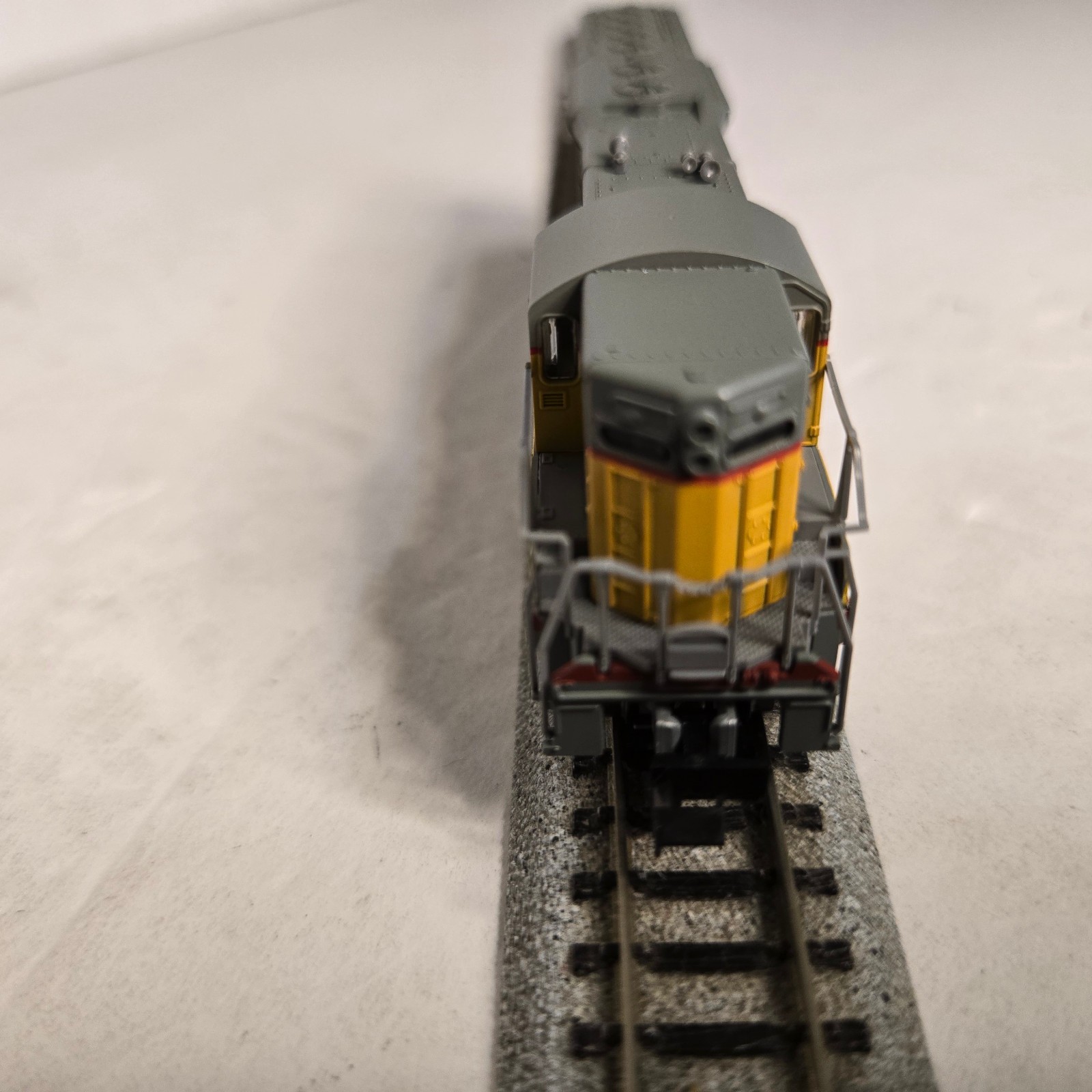 Atlas by Kato 4512 N Scale Union Pacific EMD SD-7 Loco. Runs