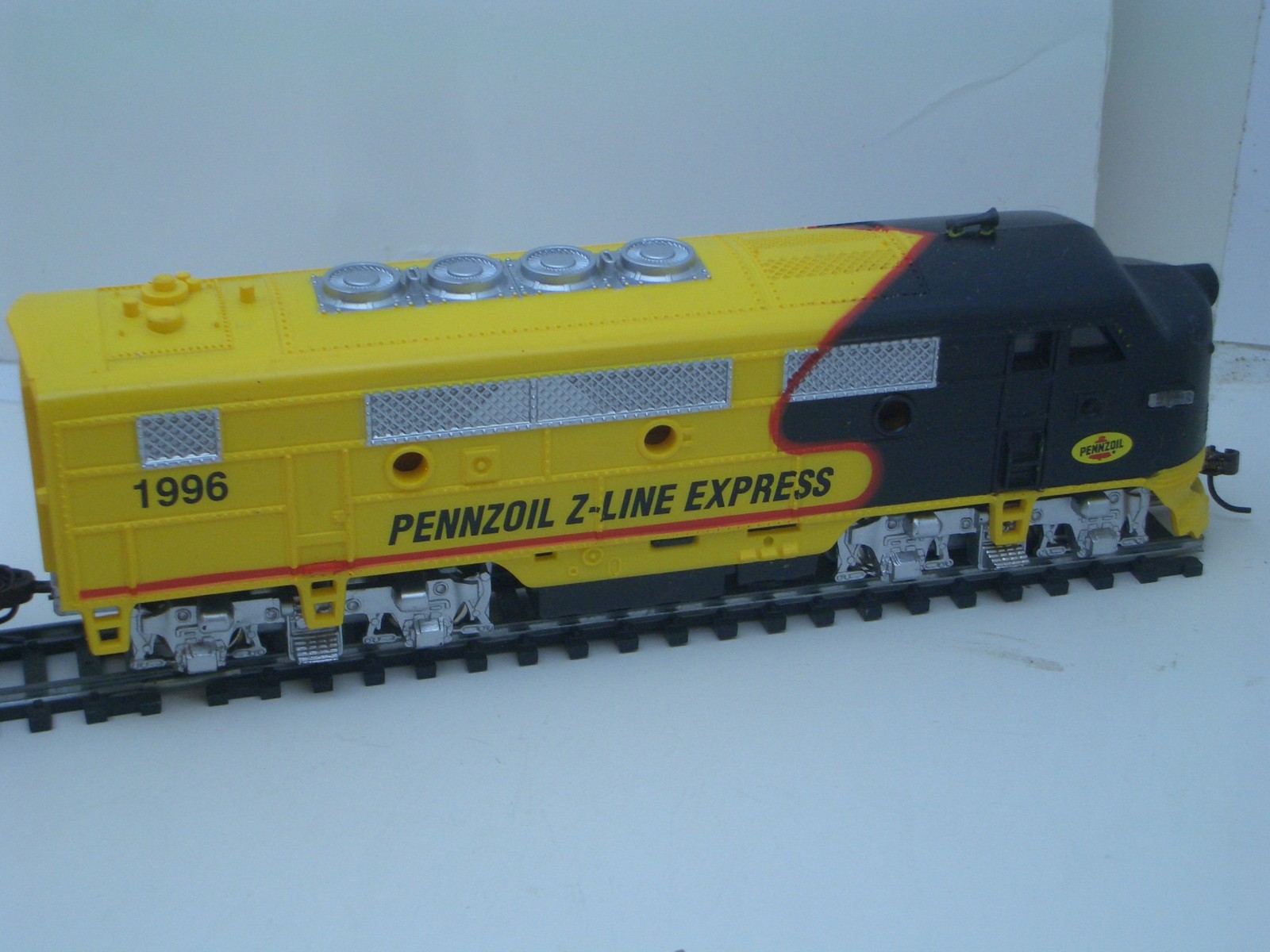 HO IHC F-3 LOCOMOTIVE PENNZOIL Z-LINE EXPRESS LOCOMOTIVE # 1996 F-3 IHC
