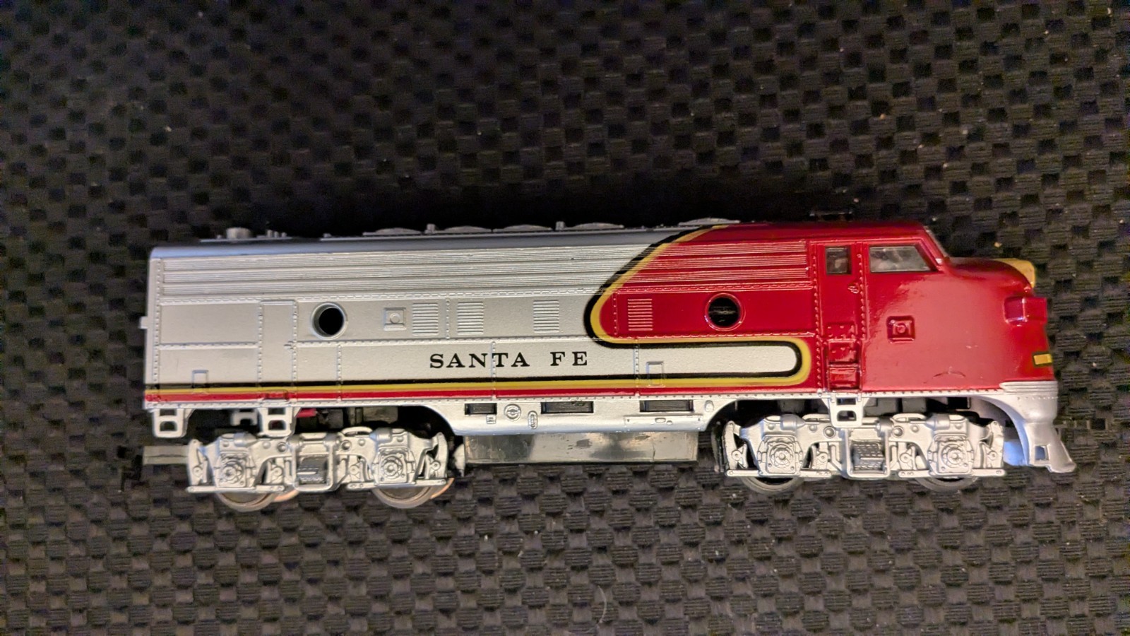 Life-Like HO F7 A Locomotive Santa Fe, LNIB, Runs real fast, pulls good too.
