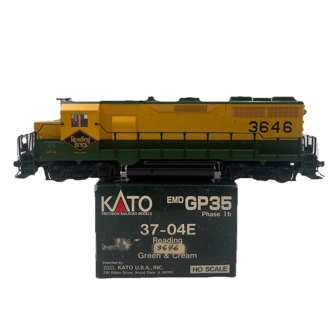 Ho Scale Engine Kato EMD GP35 Phase 1b 37-04E Reading Lines #3646