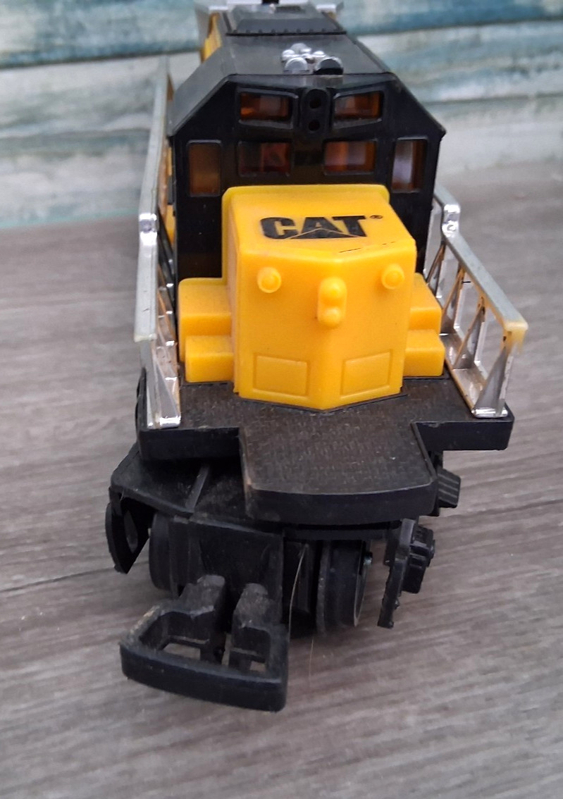 Toy State O Gauge Battery Operated Caterpillar Diesel Locomotive Engine-Working!