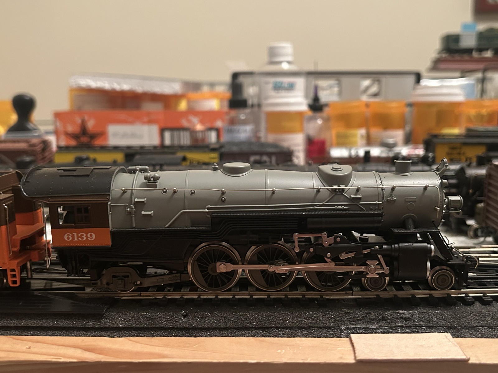 HO SCALE-MILWAUKEE ROAD “CHIPPEWA” 4-6-2 ENGINE #5087+TENDER -RIVAROSSI AHM