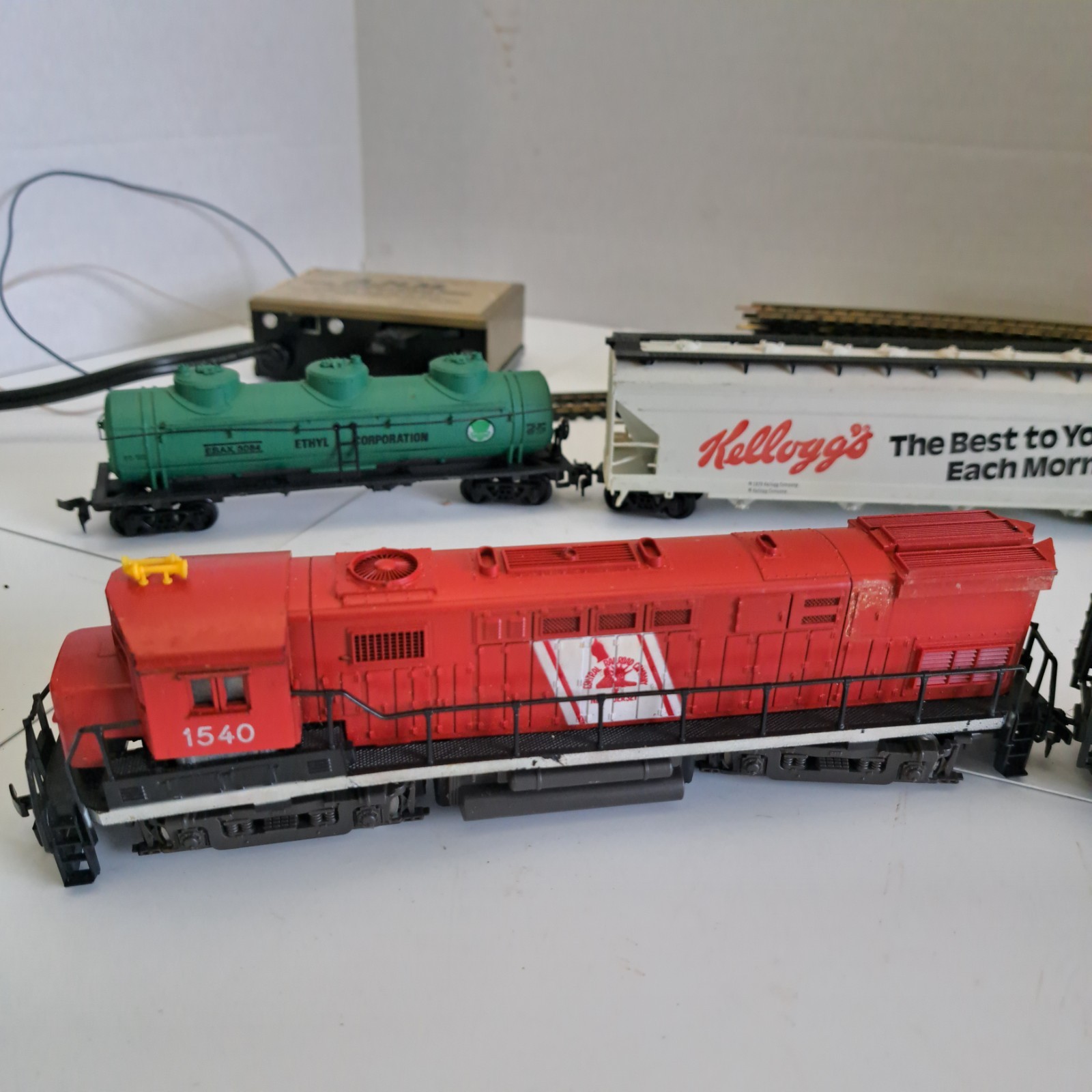 HO Scale AHM Alco Century 424 Central NJ Locomotive 1540, Tender, 3 Cars, Tracks