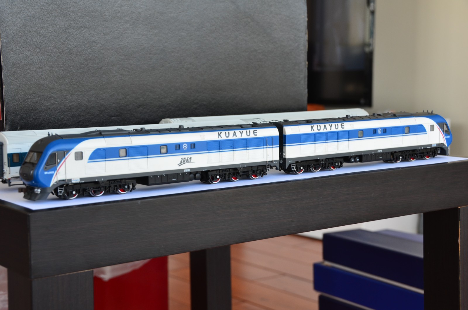 BACHMANN CHINA RAILWAY DF11G + BSP 25T Coach SET ULTRA RARE
