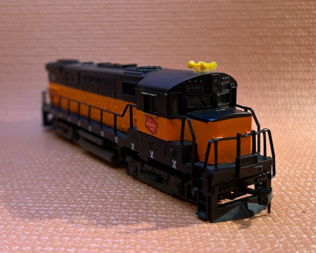 HO BLACK & ORANGE GP40 DIESEL LOCOMOTIVE/LOCO 807, WORKs lot 3-6 bin2