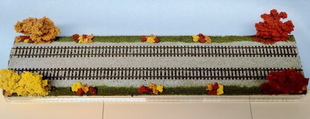 N SCALE 16″ DOUBLETRACK TRAIN DISPLAY CASE -FALL FOLIAGE SCENE -FOR N TRAINS