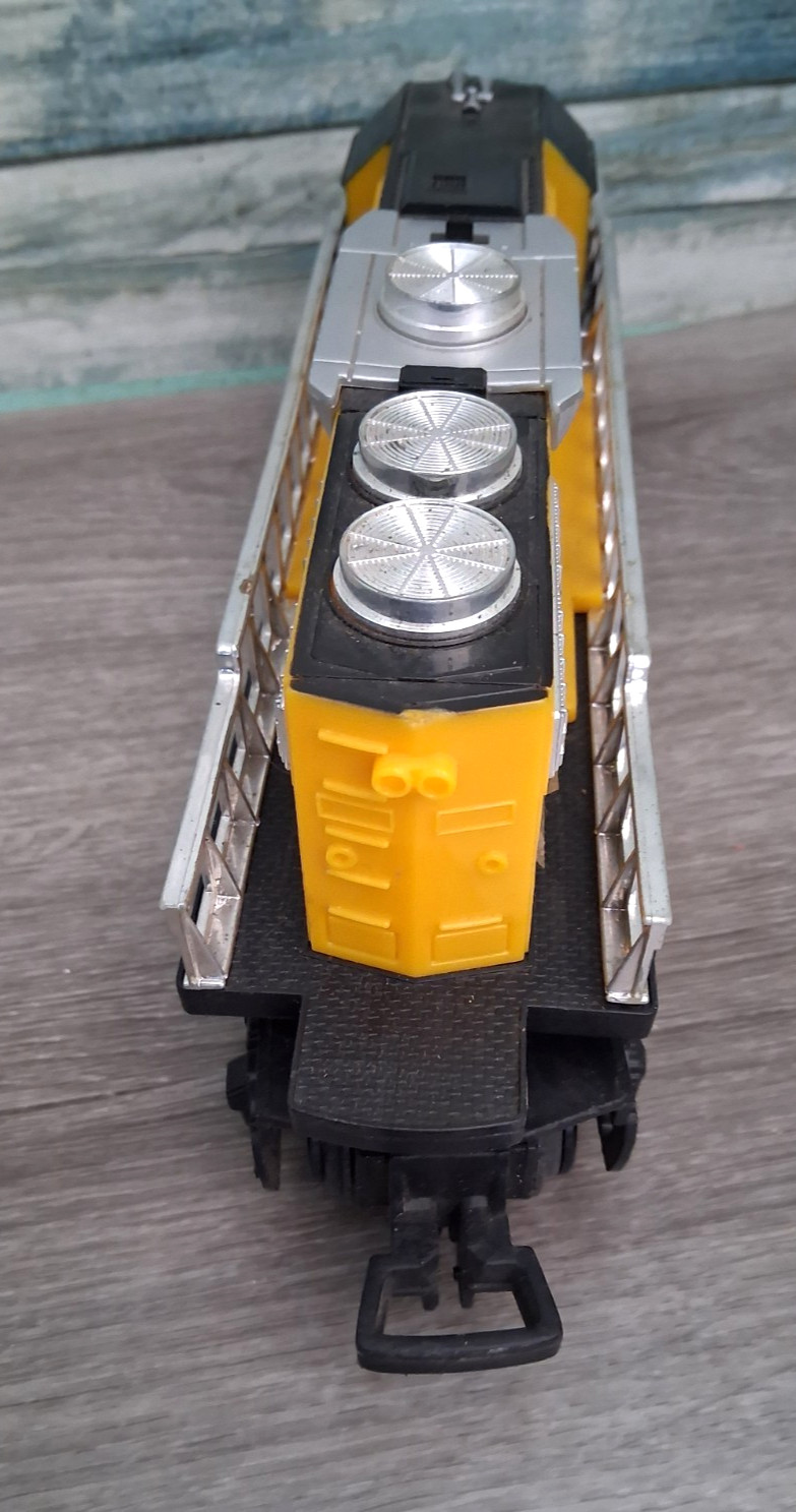 Toy State O Gauge Battery Operated Caterpillar Diesel Locomotive Engine-Working!