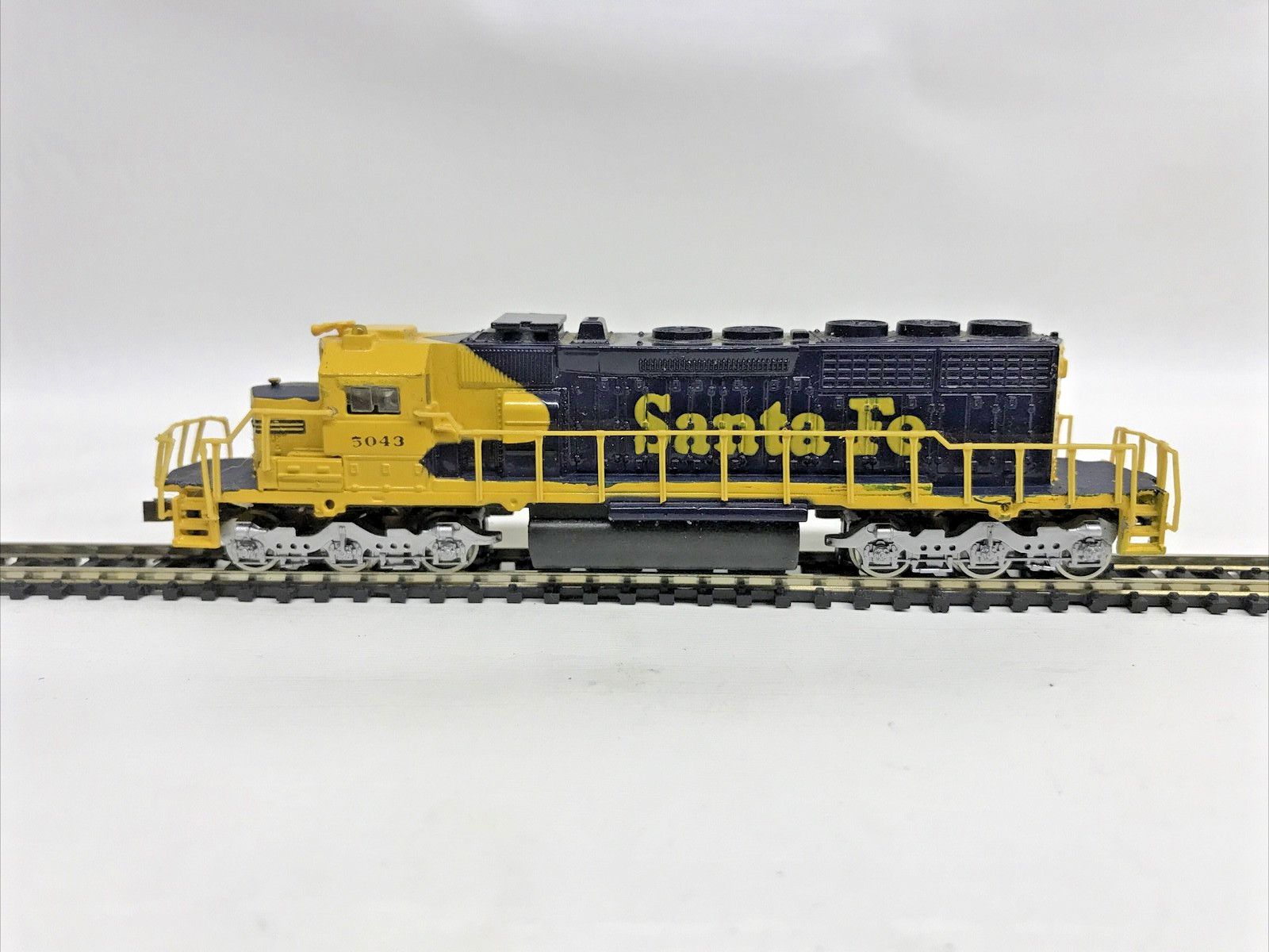 N Gauge Bachmann SD 40-2 Diesel Locomotive Santa Fe 5043 with Blinking Light