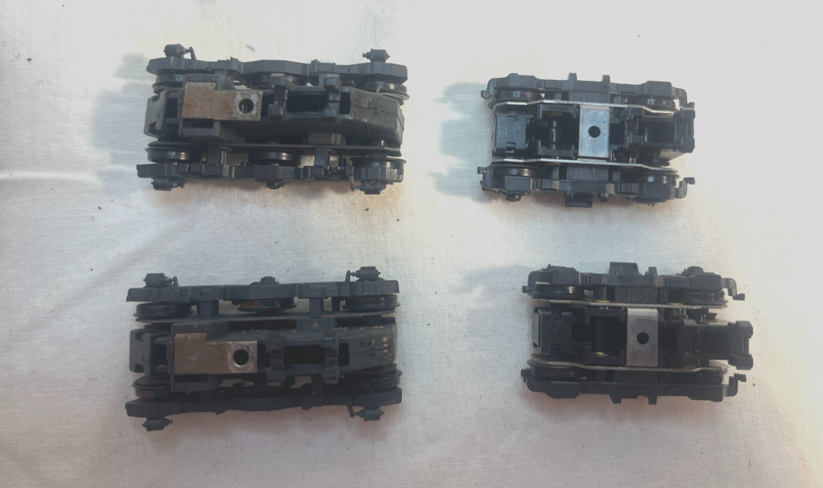 HO scale locomotive PARTS, 2 sets of dummy trucks, no gears, unknown manufacture